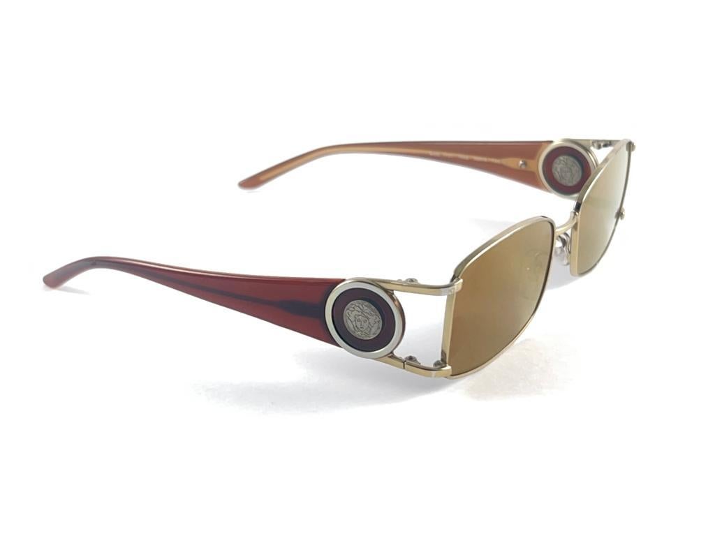 Vintage Versace  Mod1131 Sleek Gold Frame 2000'S Sunglasses Italy Y2K In New Condition For Sale In Baleares, Baleares