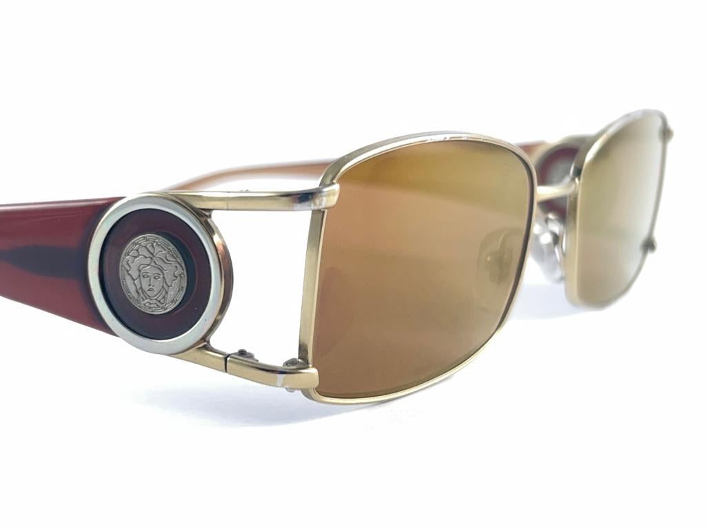 Women's or Men's Vintage Versace  Mod1131 Sleek Gold Frame 2000'S Sunglasses Italy Y2K For Sale