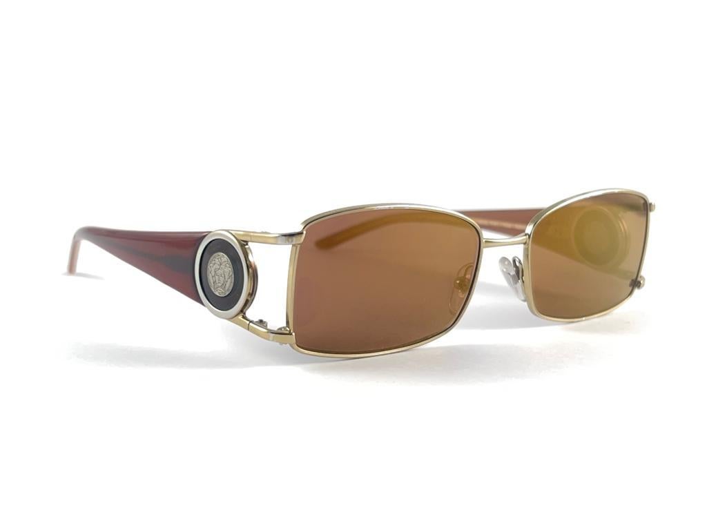 Vintage Versace  Mod1131 Sleek Gold Frame 2000'S Sunglasses Italy Y2K For Sale 2