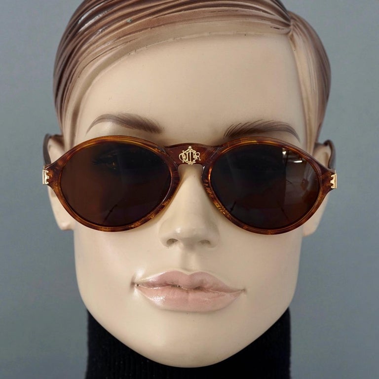 
Vintage CHRISTIAN DIOR Monogram Insignia Tortoiseshell Sunglasses

Measurements:
Height: 1.92 inches (4.9 cm)
Horizontal Width: 5.51 inches (14 cm)
Arms: 4.92 inches (12.5 cm)

Features:
- 100% Authentic Vintage CHRISTIAN DIOR. 
- Faux