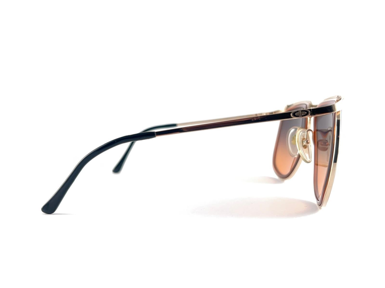 

Neue Vintage Christian Dior 2199 Sonnenbrille Gold & Mandarine Frame mit Spotless Multi-Color Linsen 
Starker und beeindruckender überdimensionaler Rahmen. Ein Must Have Stück! 
Dieser Artikel kann aufgrund von mehr als 40 Jahren Lagerung leichte
