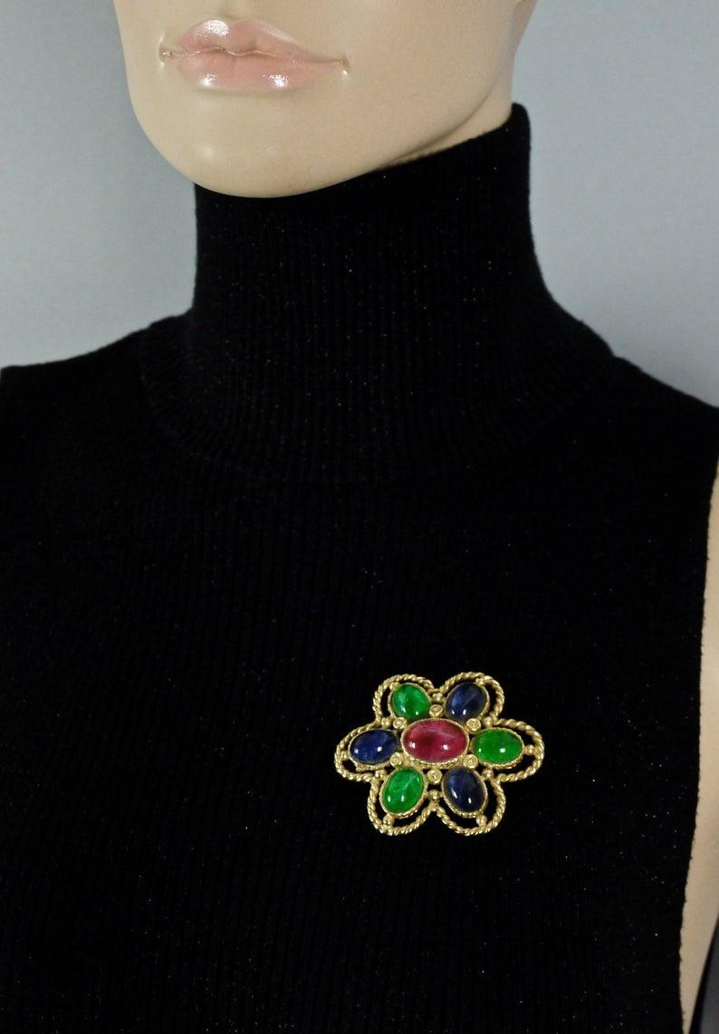 Vintage CHRISTIAN DIOR Multicolour Glass Cabochon Gripoix Flower Brooch In Excellent Condition In Kingersheim, Alsace