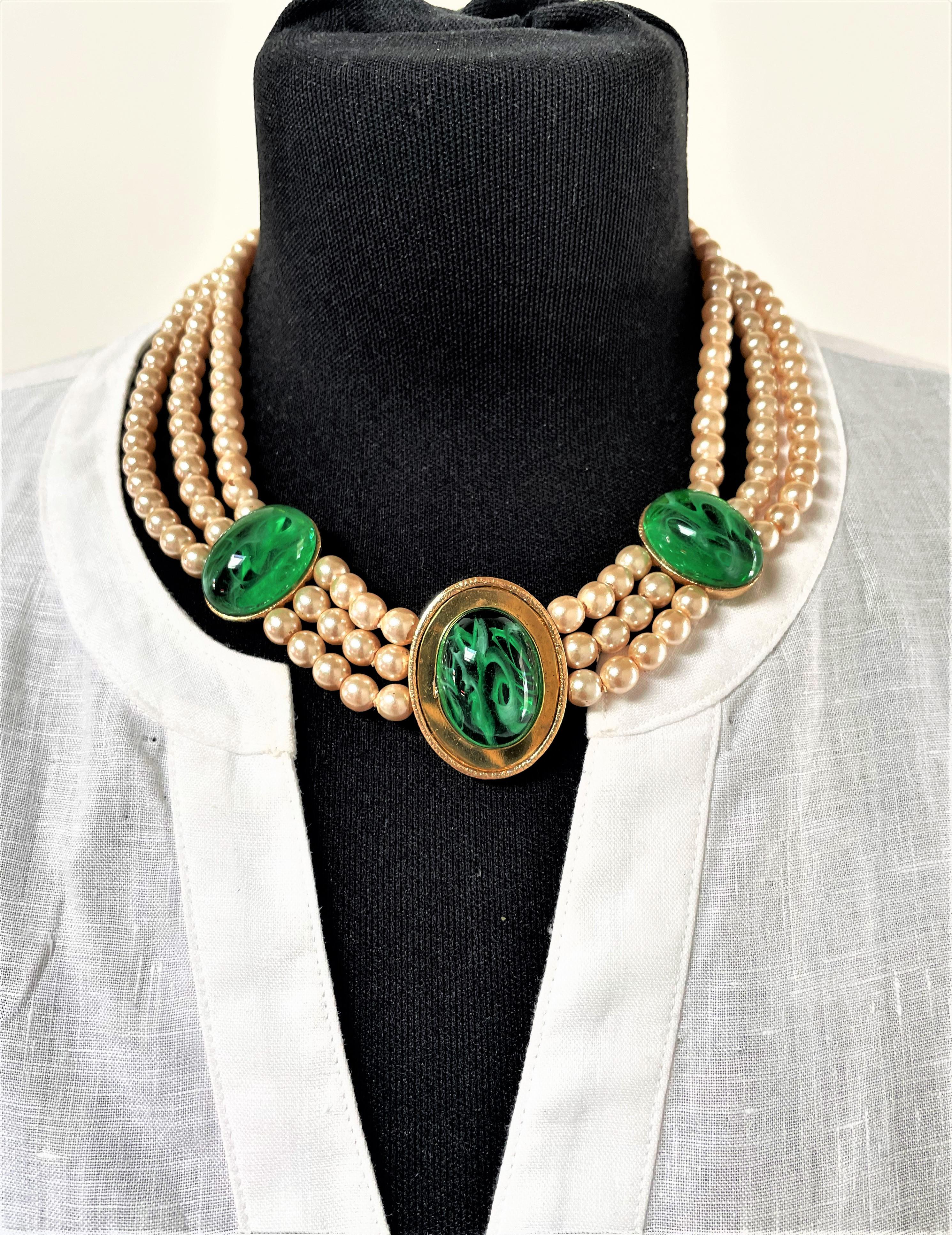 Vintage Christian Dior necklace 1970-80 faux pearls with green  Gripoix In Good Condition In Stuttgart, DE