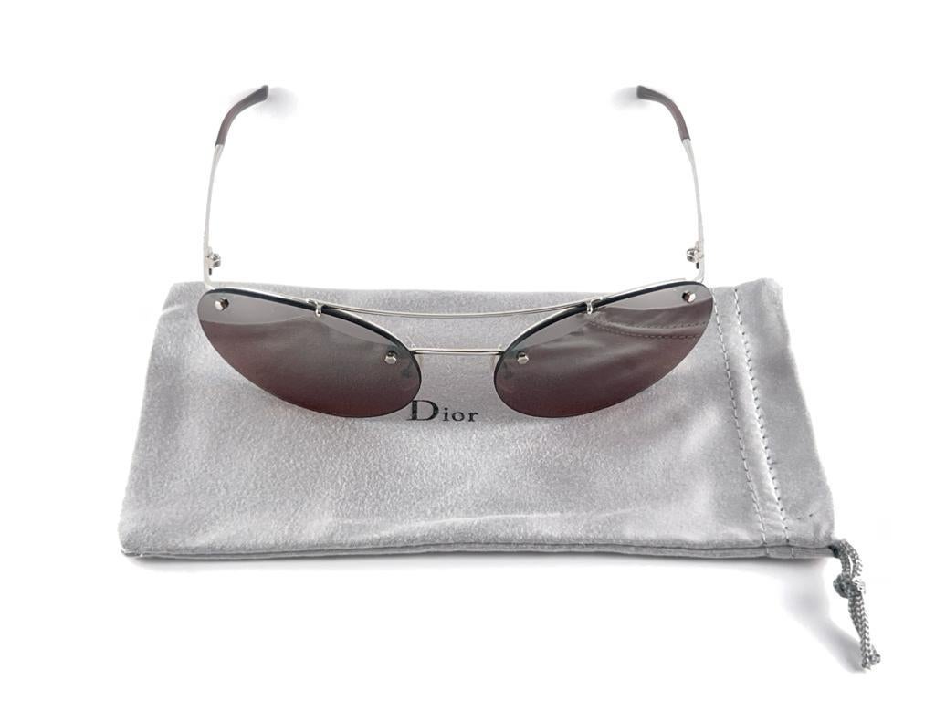 Vintage Christian Dior Oval Peace Silver Frame Sunglasses Holding A Pair Of Mirrored Lenses Fall 2000 By Galliano.

This Piece May Show Minor Sign Of Wear Due To  Storage



Made In Austria



Front                                       13 Cms
Lens