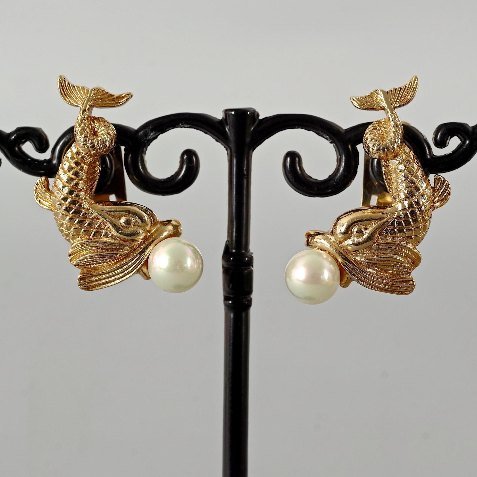 Vintage CHRISTIAN DIOR Pearl Fish Earrings

Measurements:
Height: 1.45 inches (3.7 cm)
Width: 0.86 inch (2.2 cm)
Weight per Earring: 6 grams

Features:
- 100% Authentic CHRISTIAN DIOR.
- Detailed fish earrings with pearl embellishment.
- Signed CH