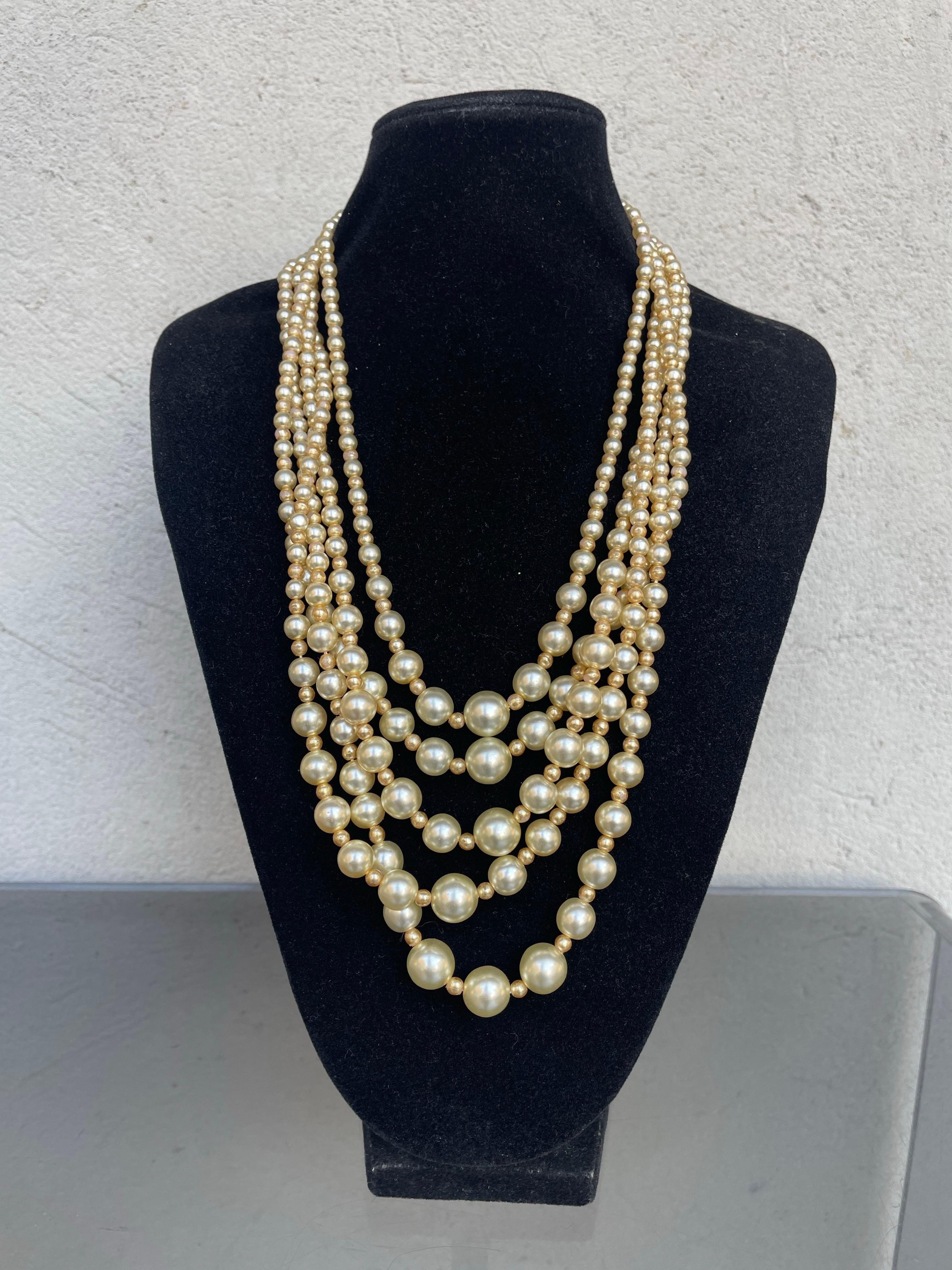 Collier vintage Christian Dior en perles.
5 brins.
Matériel doré.
Certaines perles sont légèrement décolorées comme vous pouvez le voir sur les photos mais dans l'ensemble très bien conservé.
Longueur totale 48 cm.
Livré avec une boîte Dior, mais