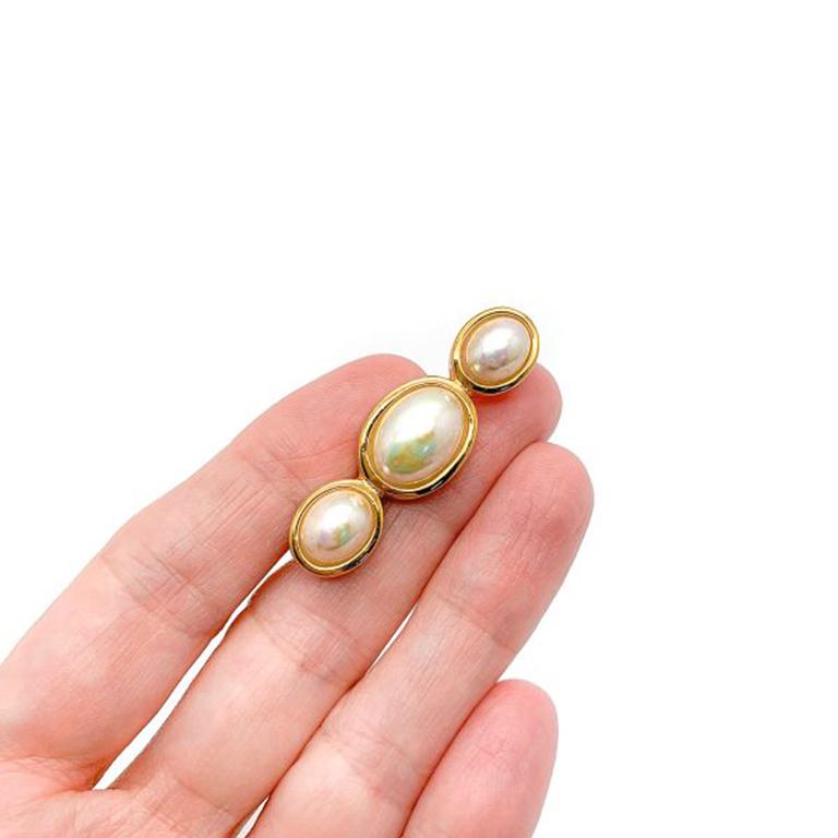 Eine Vintage Perle Dior Brosche. Er ist aus vergoldetem Metall gefertigt und mit einem Trio aus schönen ovalen, halben Perlen besetzt. Dior Modeschmuck Perlen sind wunderbare Qualität und bieten wunderbare Lumineszenz und Farbe. 4cm, signiert. In