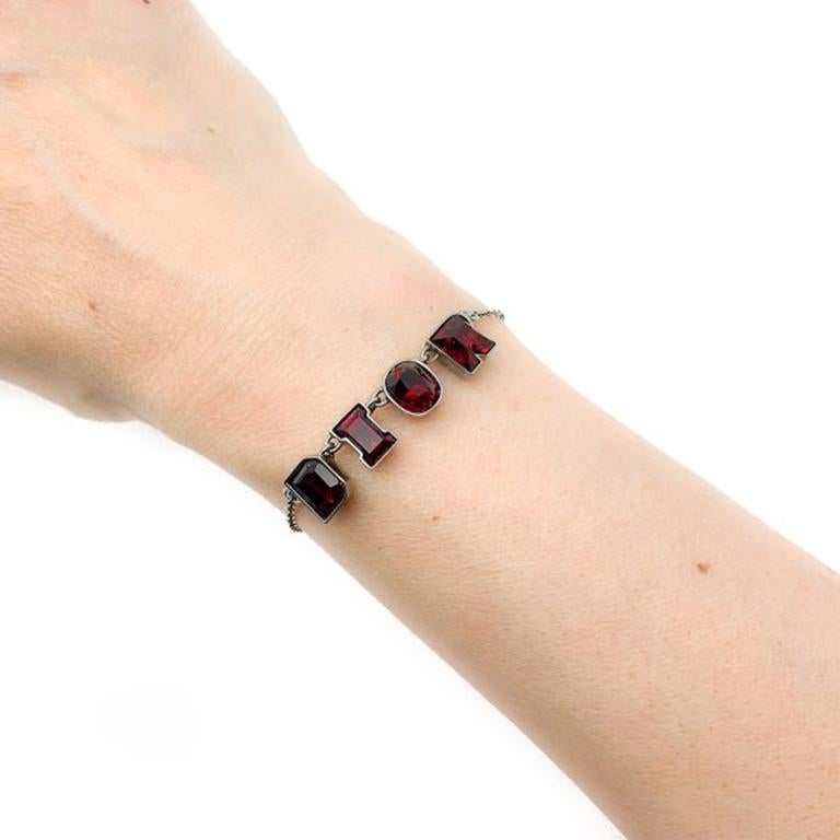 Un magnifique bracelet de lettres Dior Vintage. Les lettres découpées D I O R en cristal rouge de Swarvoski sont montées sur une monture en métal armé et une chaîne fine y est attachée. Il est doté d'un fermoir en forme de homard et d'une étiquette