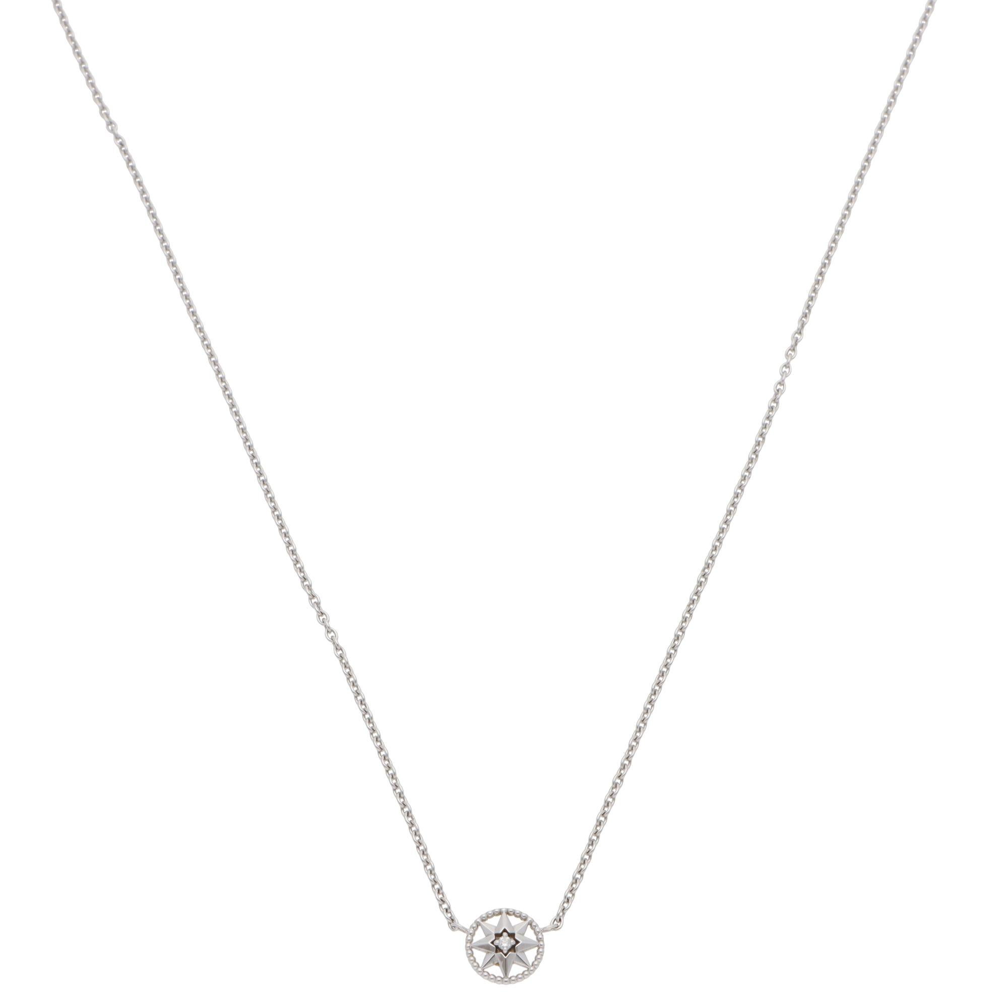 Un'iconica collana vintage di Christian Dior Rose des Vents con diamanti incastonati in oro bianco 18 carati, dal 2020.

Dalla ricercata collezione Rose des Vents di Dior, la collana presenta il motivo della stella della bussola in oro bianco. Al