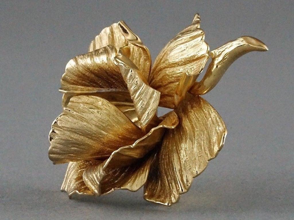Vintage CHRISTIAN DIOR Rose Textured 3 Dimensional Brooch

Measurements:
Height: 2 4/8 inches (6.3 cm)
Width: 2 3/8 inches (5.3 cm)
Depth: 1 1/8 inches (2.7 cm)

Features:
- 100% Authentic CHRISTIAN DIOR.
- 3D rose textured brooch.
- Gold tone.
-