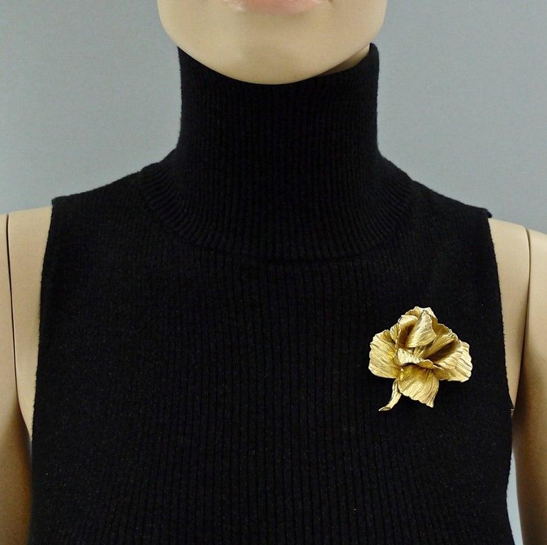 Vintage CHRISTIAN DIOR Rose Textured 3 Dimensional Brooch In Excellent Condition In Kingersheim, Alsace