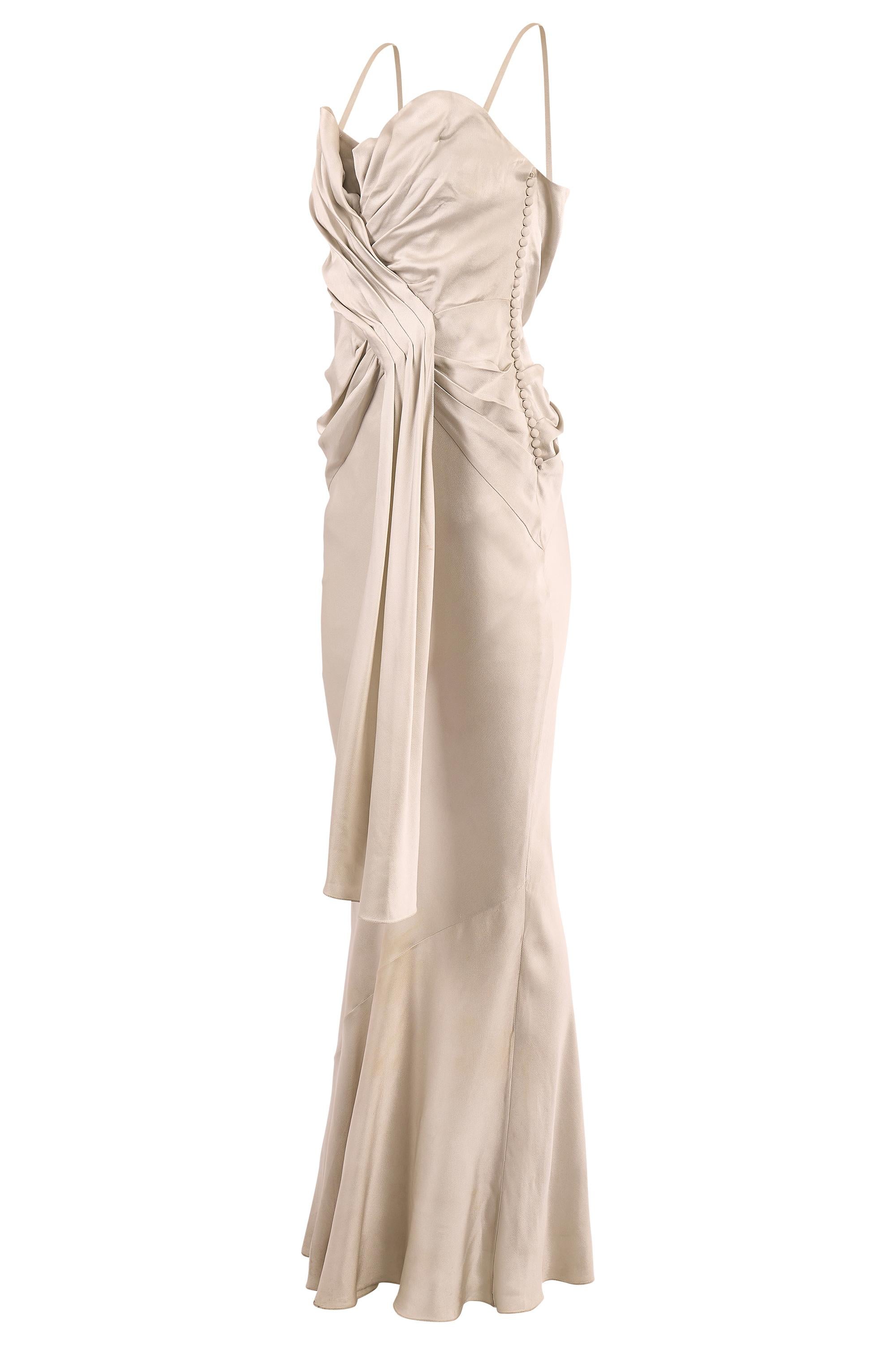 Robe Vintage Christian Dior S/S 2008 en soie blanche par John Galliano . Elle présente un glamour drapé et une coupe architecturale, une encolure asymétrique, des détails sculptés au niveau du buste avec un plissage précis et une structuration