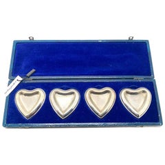 Ensemble de quatre plateaux vintage Christian Dior en forme de cœur en métal argenté dans leur coffret d'origine