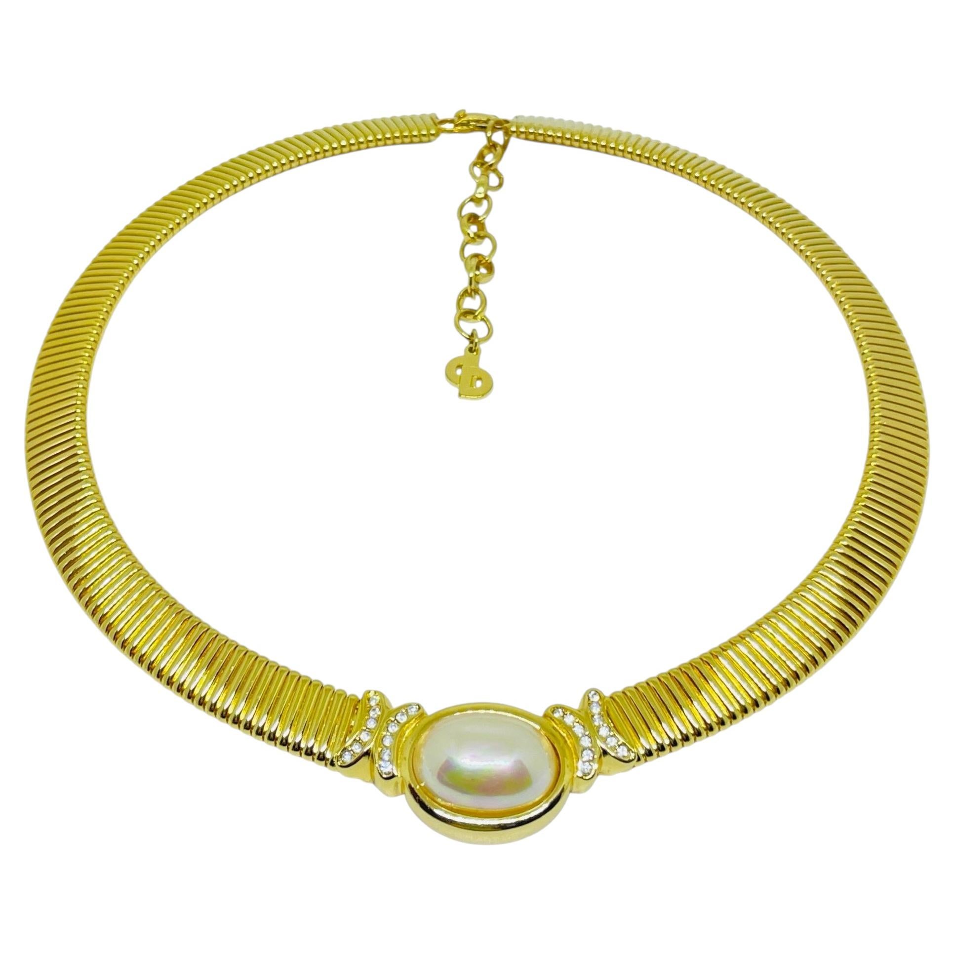 Collana CHRISTIAN DIOR firmata CHRISTIAN DIOR con cristalli placcati in oro e perle a catena omega