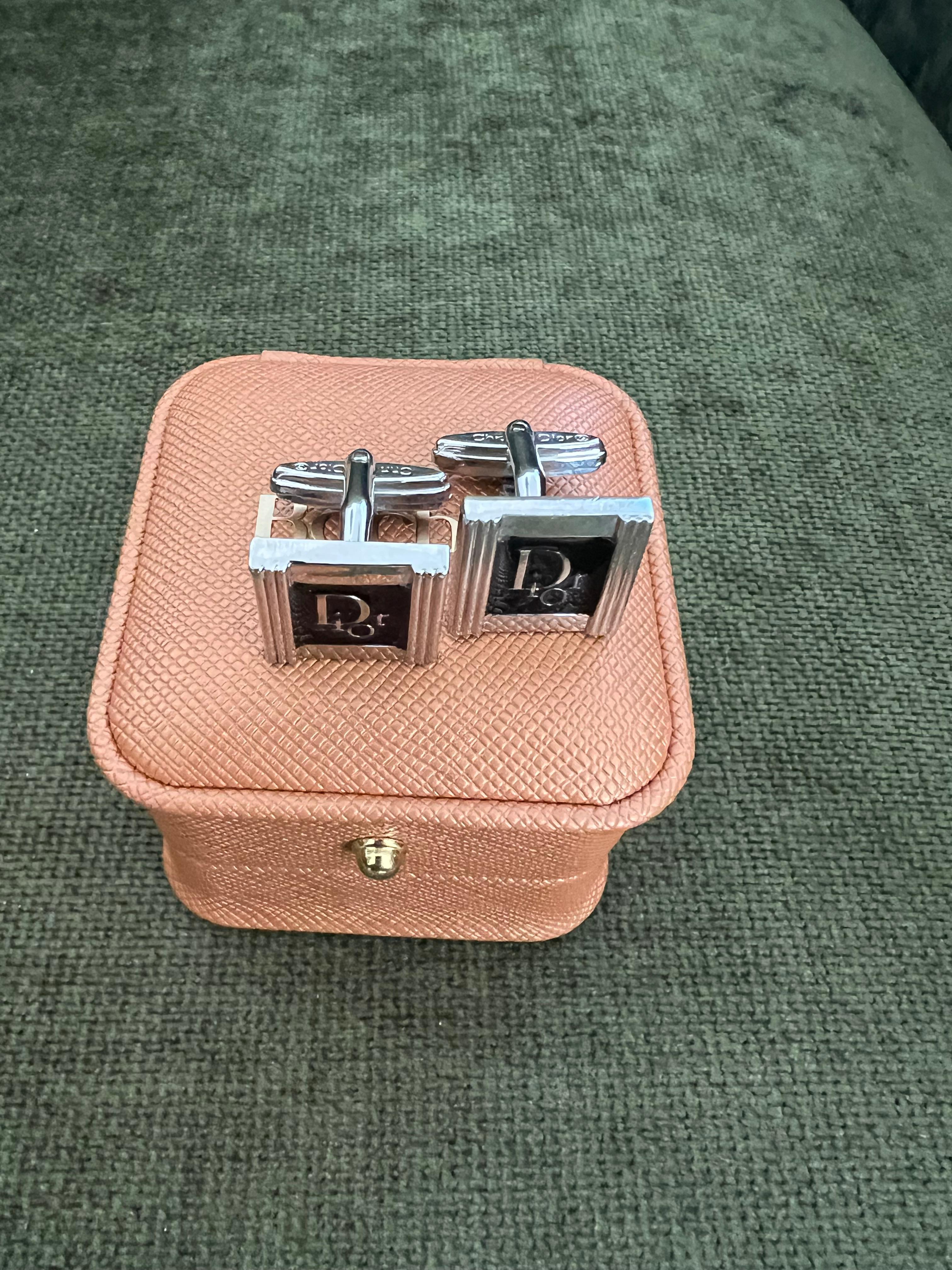 Boutons de manchette vintage Christian Dior plaqués argent Circa 1970 dans un étui Bochic 

Vintage Christian Dior Argent et émail noir
Boutons de manchettes 
