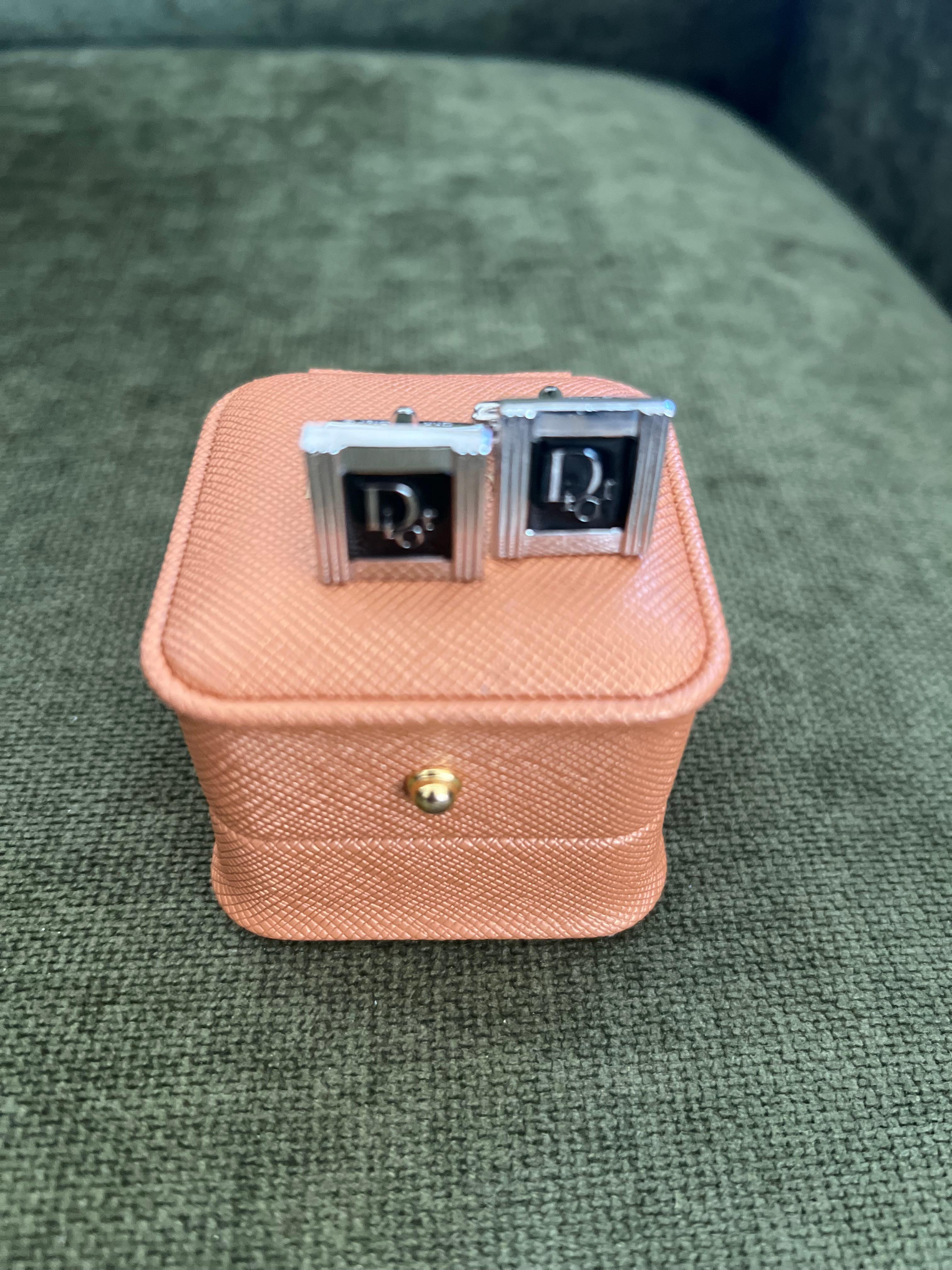 Boutons de manchette vintage Christian Dior Silver Plated Circa 1970 In Bochic Case Excellent état - En vente à New York, NY
