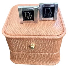 Gemelos vintage con logotipo Christian Dior plateados circa 1970 En estuche Bochic