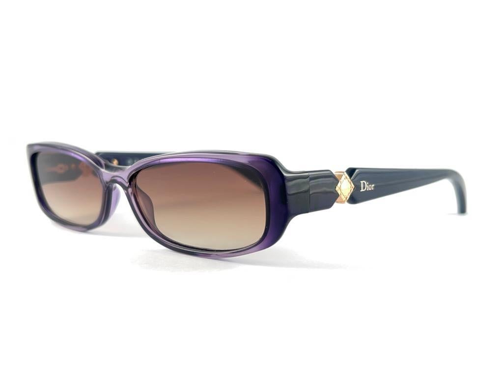Vintage Christian Dior sleek purple sunglasses 2000's era by Galliano.

Made in Austria.
 
This piece may show minor sign of wear due to  storage.


Measurements


Front                                 13 cms

Lens Height                    2.6 cms