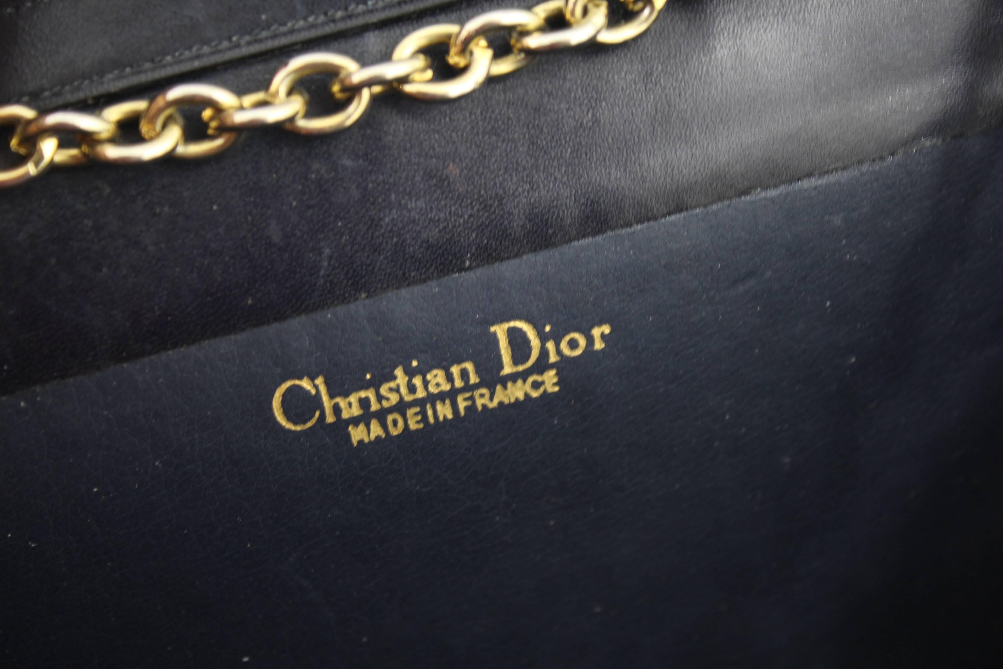 Nice Christian Dior Vintage clutch/ shoudler bag in snake and golden hardware.

Good vintage codniton  but some signs of wear ( some loss of golg in the chain)

reparation mad ein the clasp

Size 7*5.5