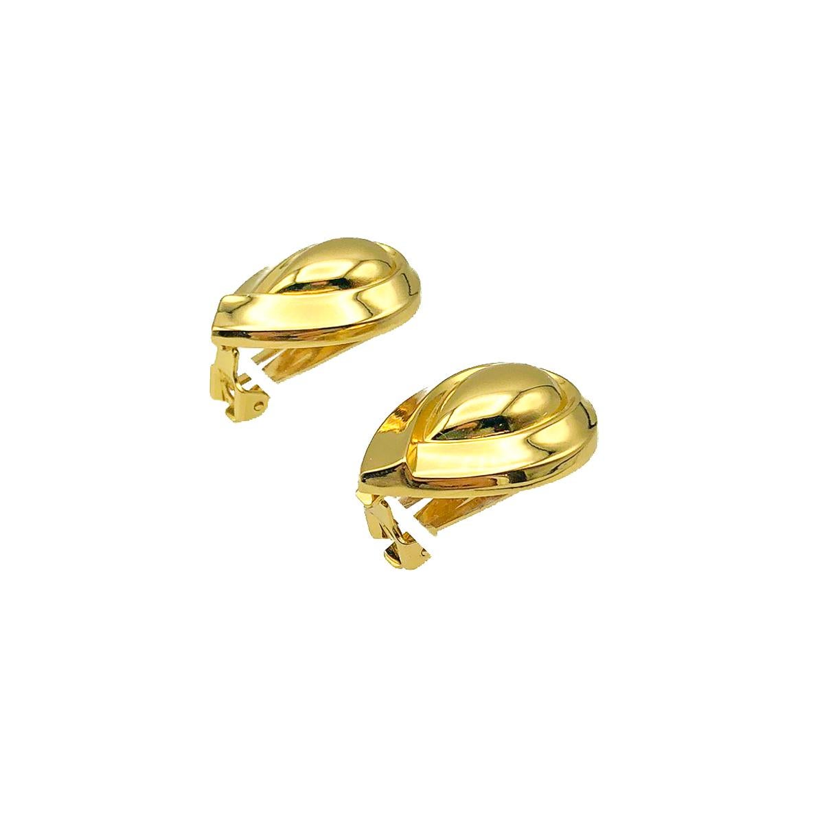 Vintage Dior Teardrop Earrings. Crafted in gold plated metal. In very good vintage condition. Signed. Approx. 3cms. The perfect go to earring that will become a firm style staple, morning till night.

Established in 2016, this is a British brand