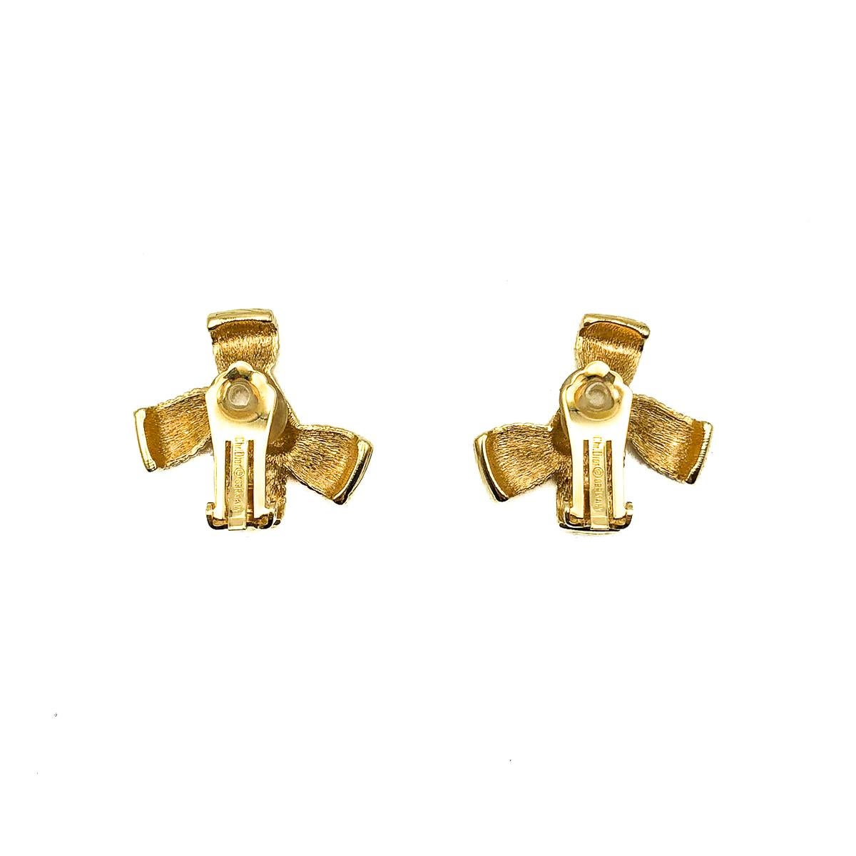 Vintage Dior Bow Earrings. Crafted in gold plated metal. In very good vintage condition. Signed. Approx. 3cms. A delightfully feminine on ear statement Dior clip that will prove eternally stylish. 

Established in 2016, this is a British brand that