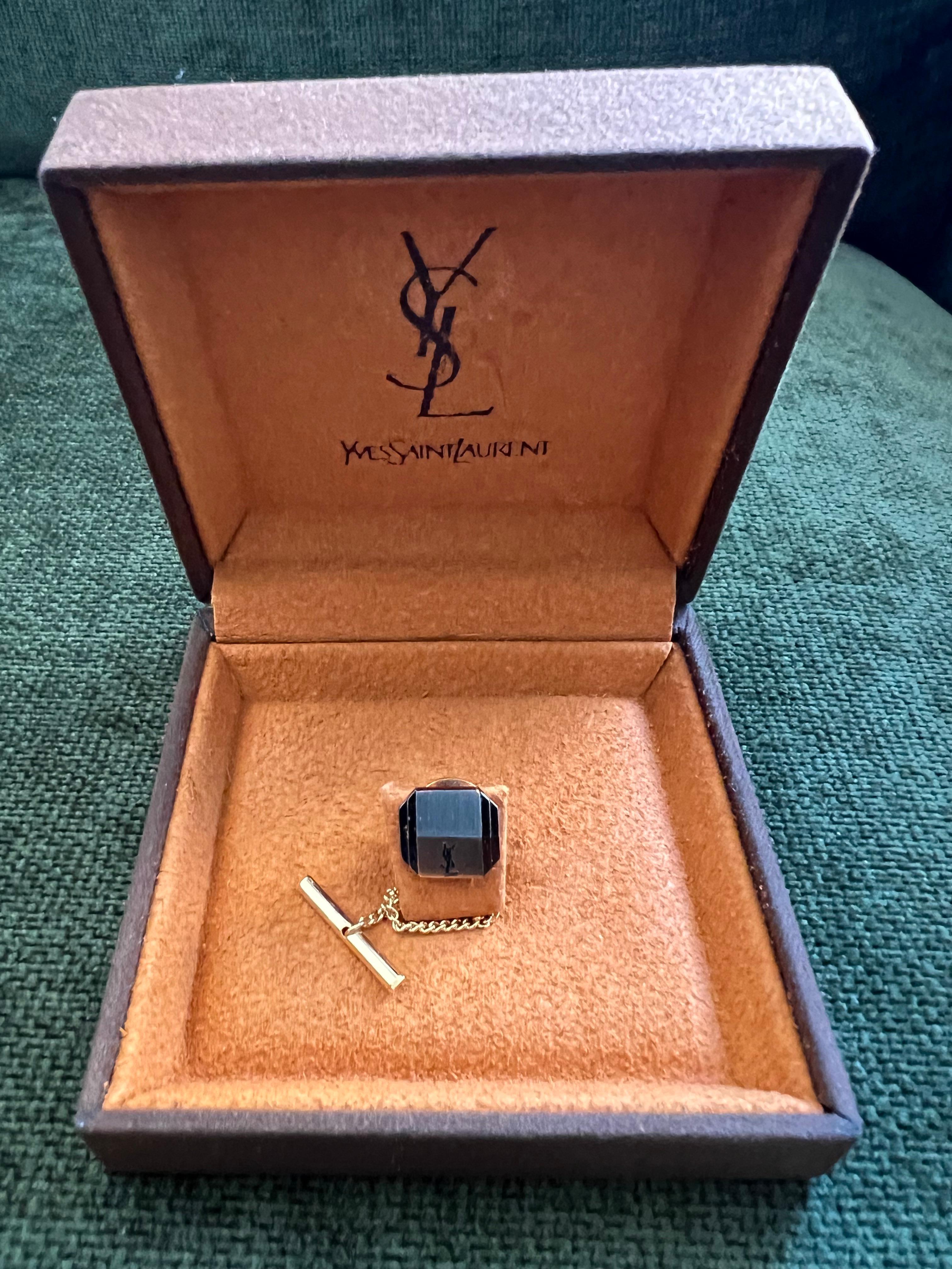 Seltene Vintage Yves Saint Krawattennadel, vergoldet & Stahl, Logo ca. 1990er Jahre im Zustand „Hervorragend“ im Angebot in New York, NY