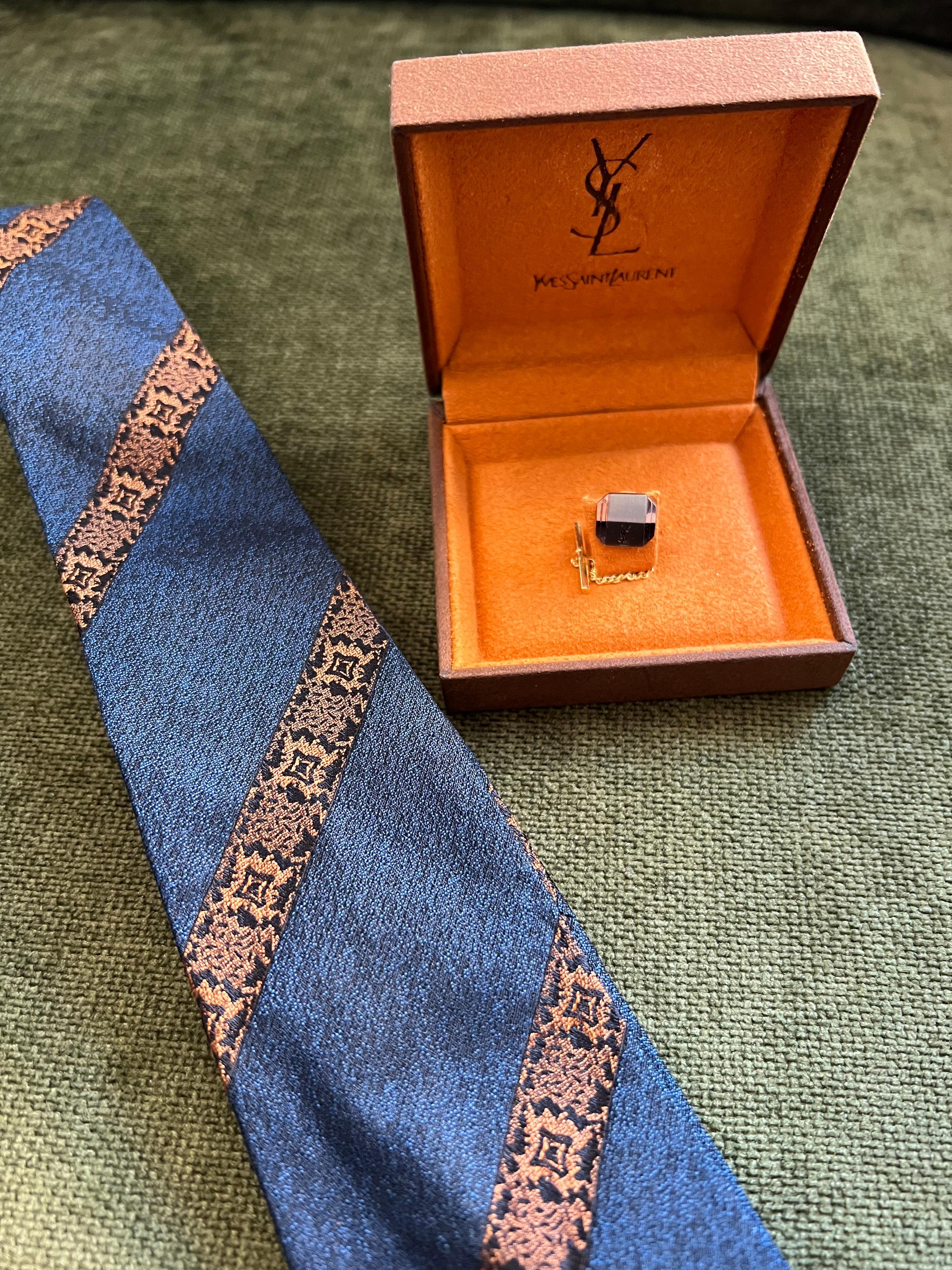 Seltene Vintage Yves Saint Krawattennadel, vergoldet & Stahl, Logo ca. 1990er Jahre für Damen oder Herren im Angebot