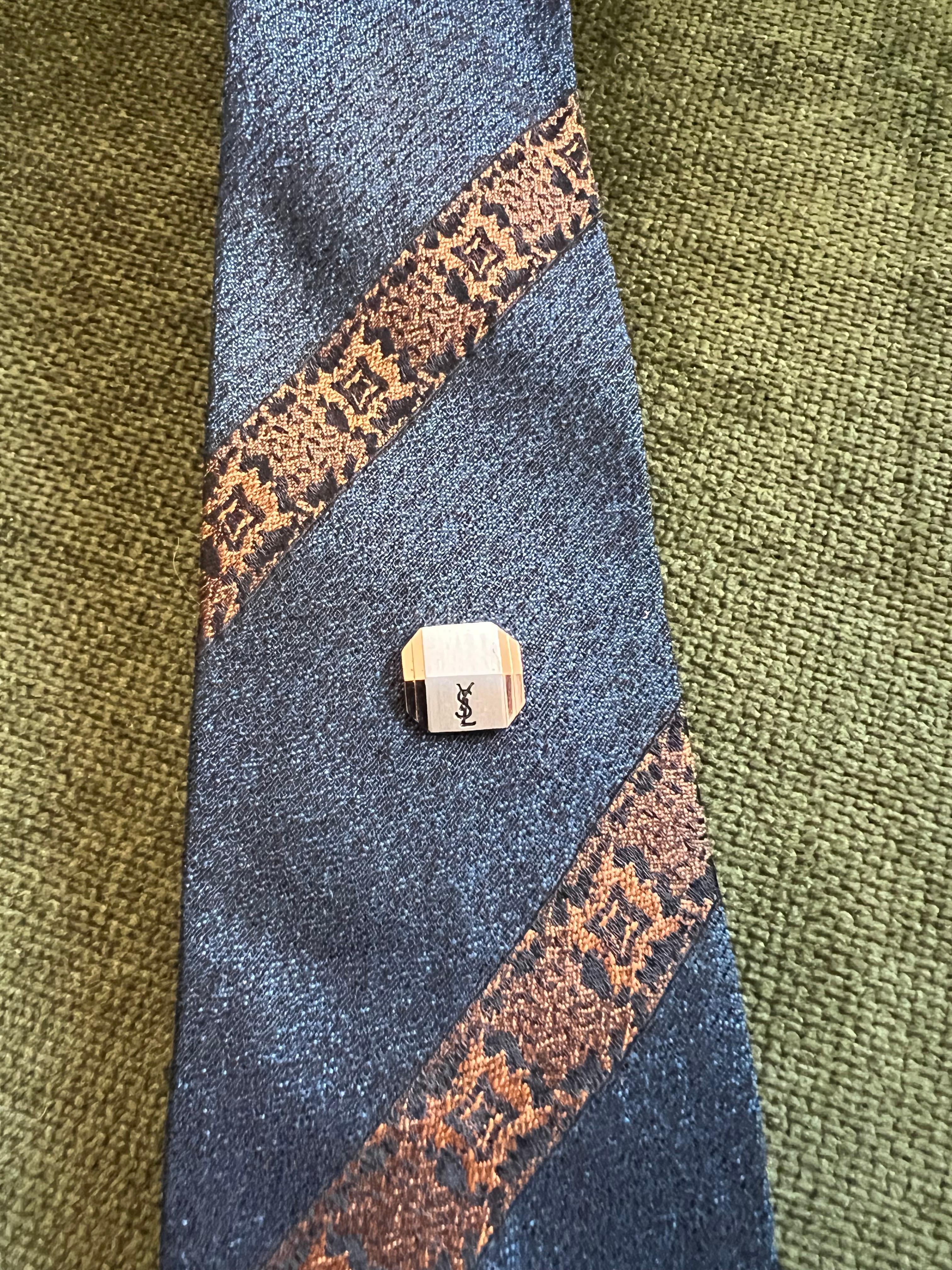 Seltene Vintage Yves Saint Krawattennadel, vergoldet & Stahl, Logo ca. 1990er Jahre im Angebot 1