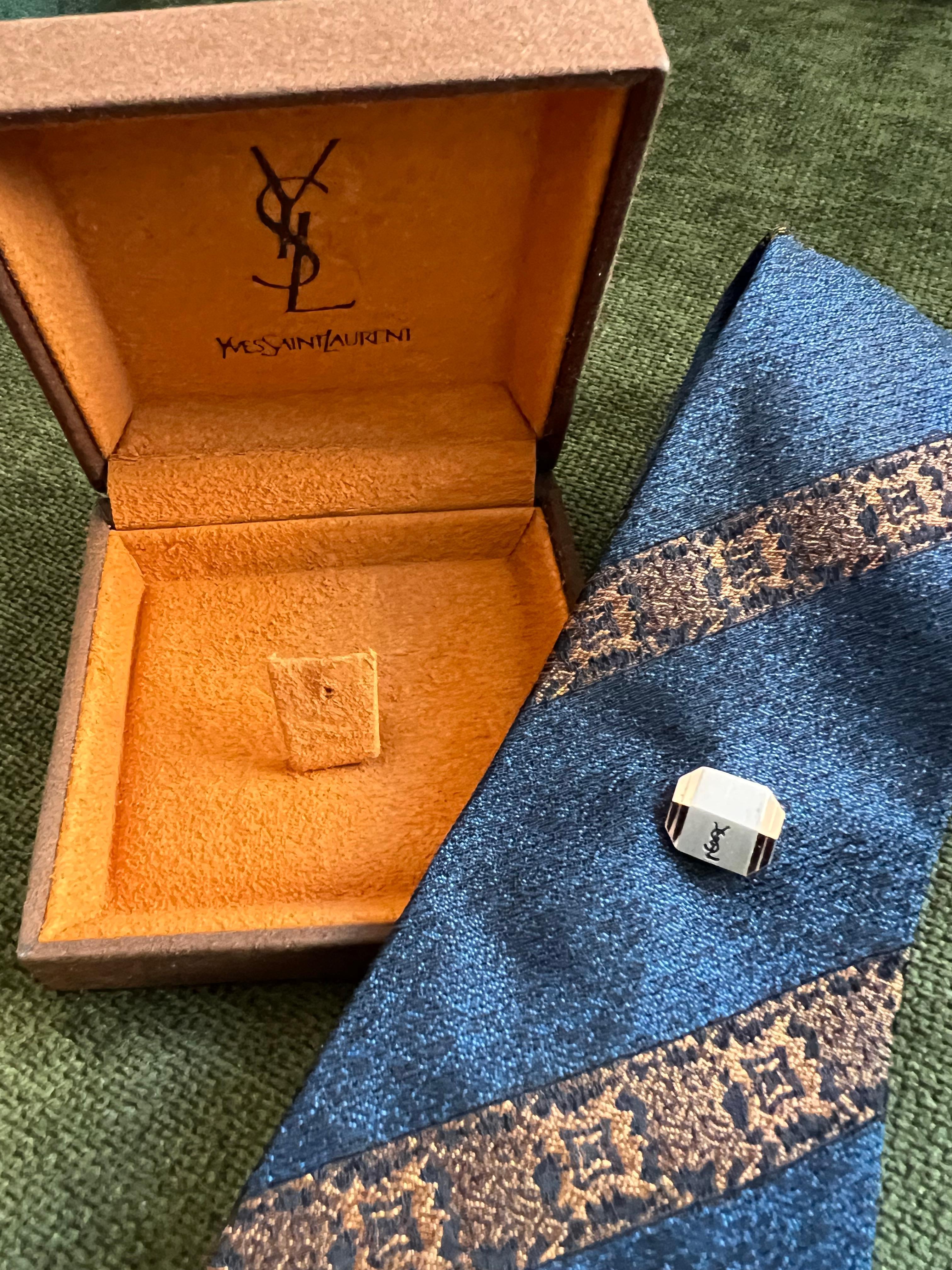 Seltene Vintage Yves Saint Krawattennadel, vergoldet & Stahl, Logo ca. 1990er Jahre im Angebot 3