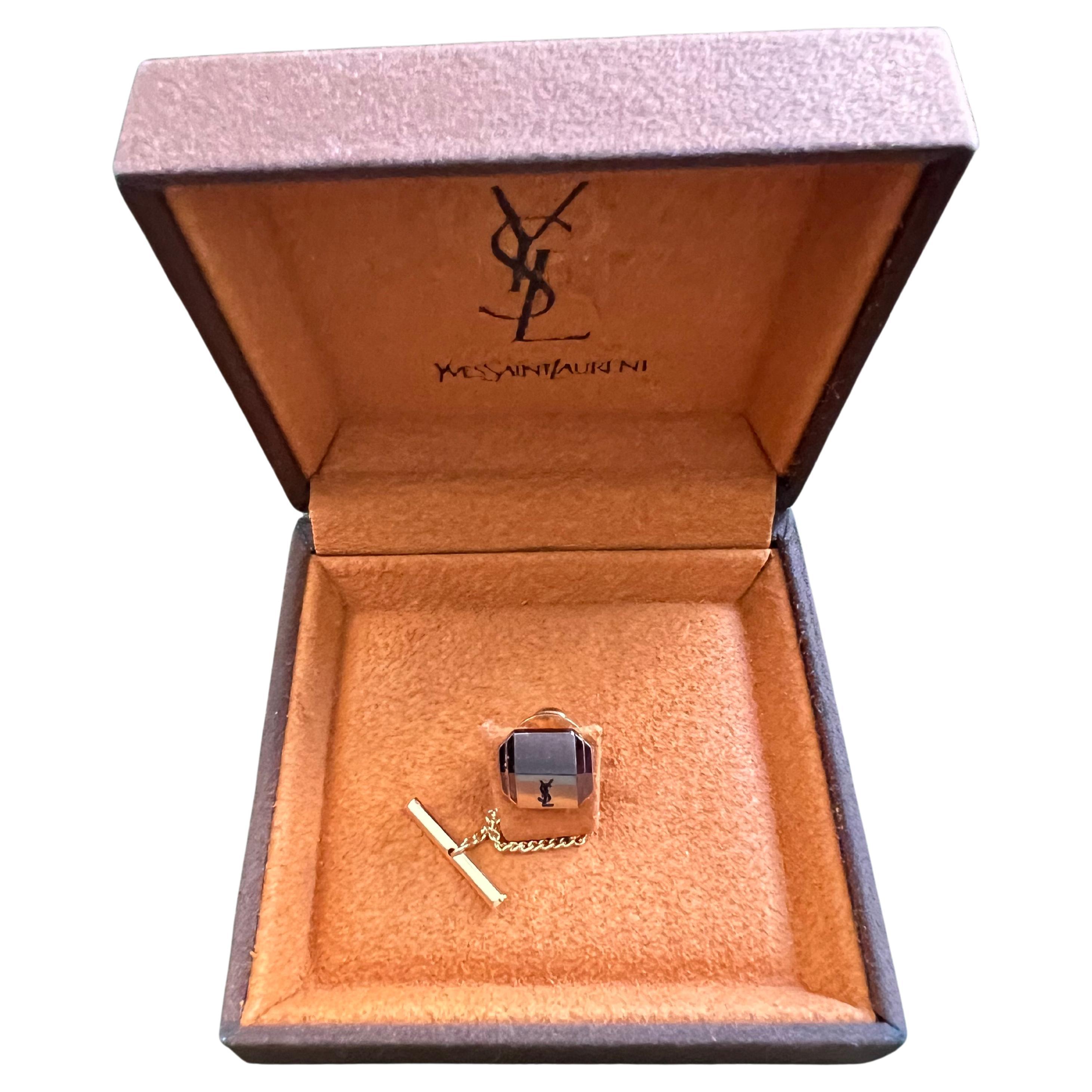 Seltene Vintage Yves Saint Krawattennadel, vergoldet & Stahl, Logo ca. 1990er Jahre