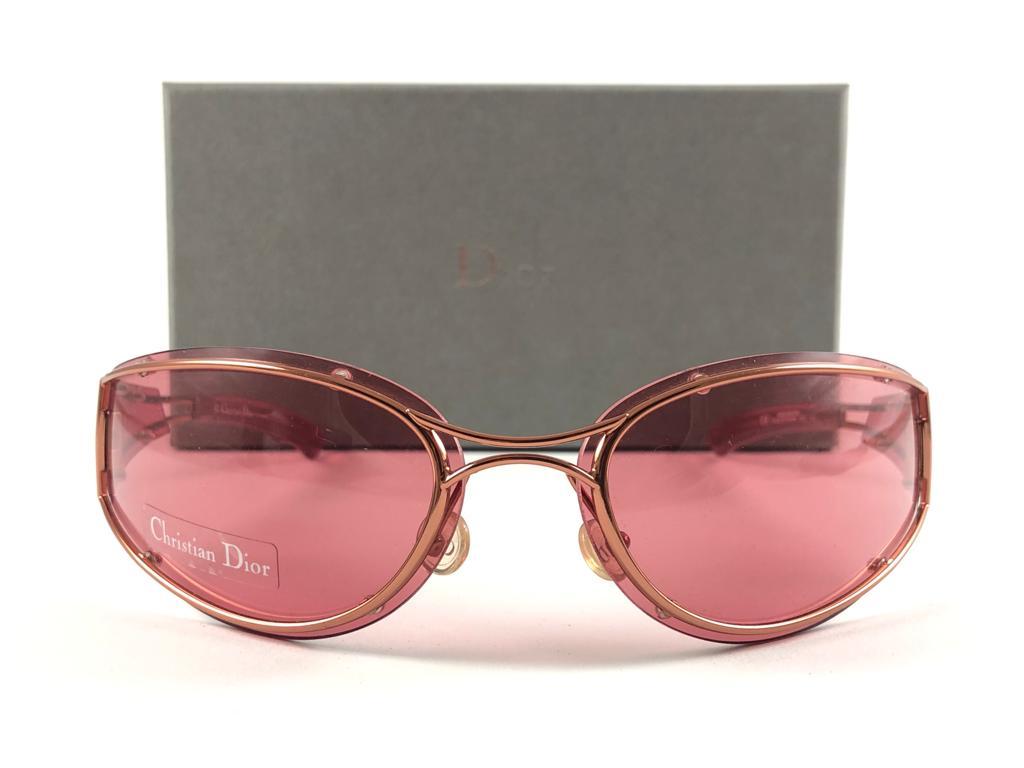 Vintage Christian Dior Trailer Park metallic pink bubble Wrap Sunglasses 2000's by Galliano.

Made in Austria.
 
This piece show minor sign of wear due to  storage.


Front : 17.5 cms

Lens Height : 4 cms

Lens Width : 7.5 cms 