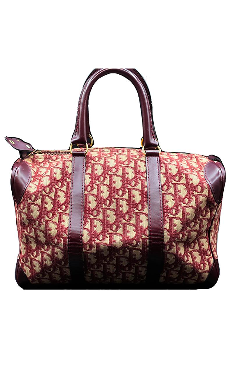 Vintage Christian Dior Trotter Boston canvas bag, in excellent pre-loved condition. Crafted from beige Diorissimo canvas and burgundy-tone leather, it features two top handles, a top zipper closure, and gold-tone hardware. 
Dimensions: 31 x 18 cm. 

