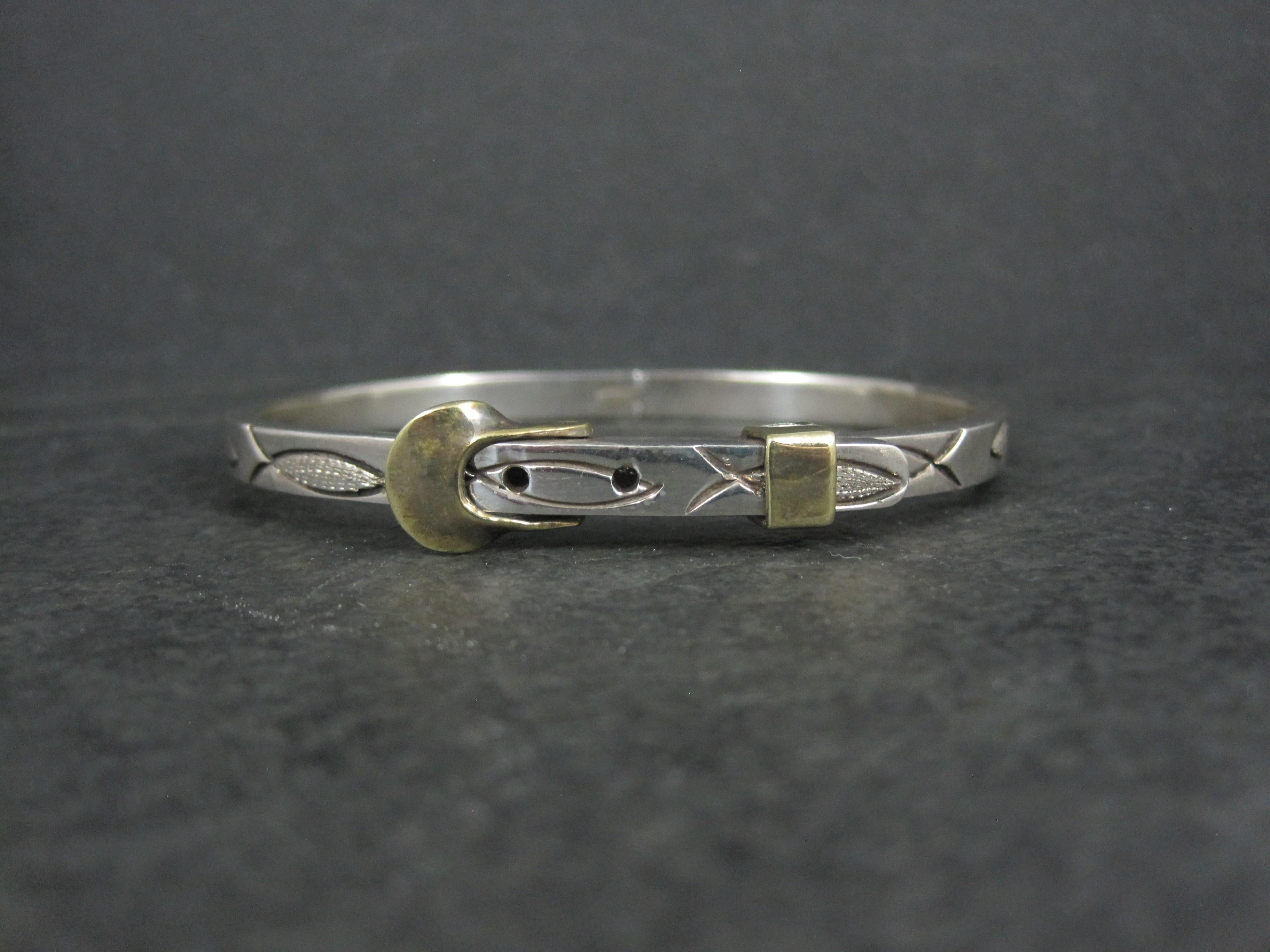 Esta magnífica pulsera brazalete vintage Ichthys es de plata de ley con hebilla y lazo de latón.
Medidas: 5 mm de ancho, 2 por 2 1/2 pulgadas de diámetro, ajustable de 6 1/2 a 7 pulgadas de circunferencia
Peso: 28.7 gramos
Marcas: México, 925,