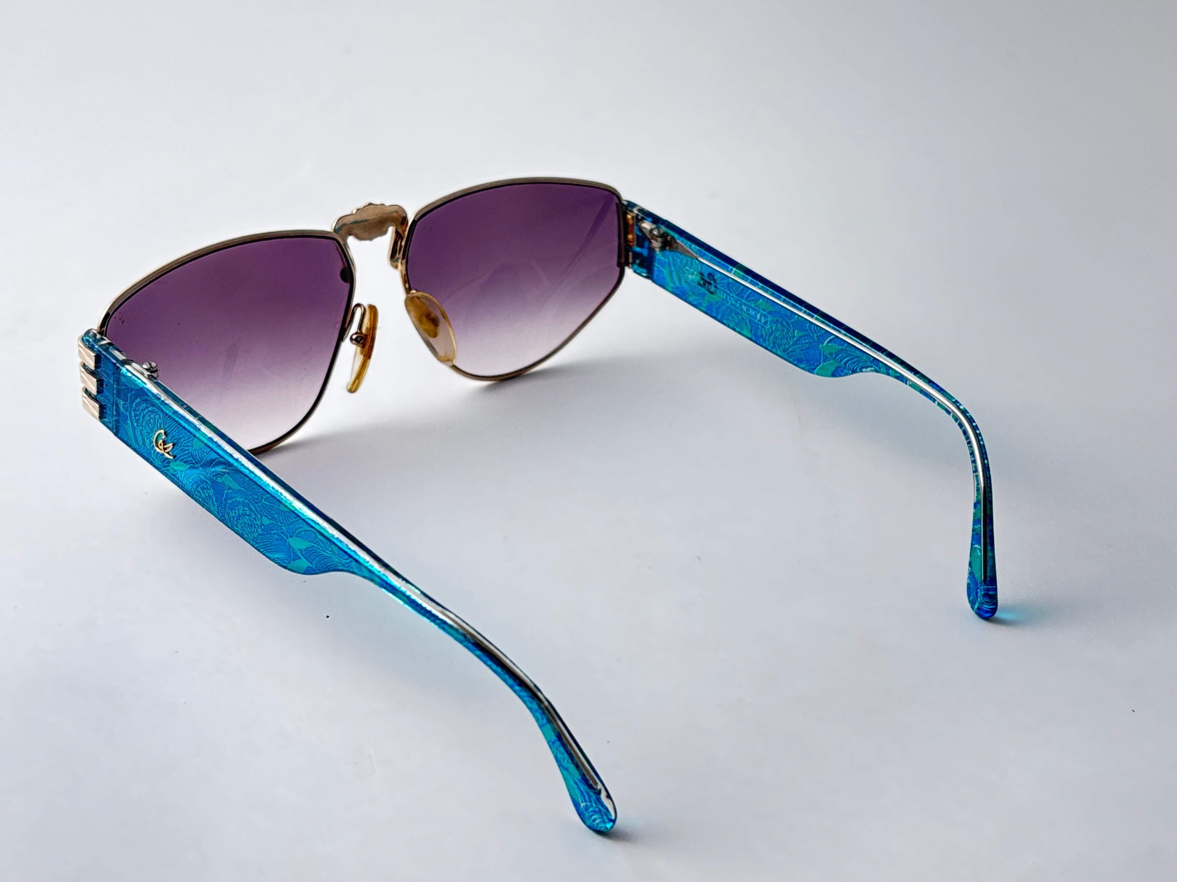 Vintage Christian Lacroix Sonnenbrille.   
Transluzent  Blau & Silber Rahmen hält ein Paar von  Verlaufslinsen. 

Neu, nie getragen oder ausgestellt. 
Dieses Element zeigen kleinere Zeichen der Abnutzung durch Lagerung



Hergestellt in