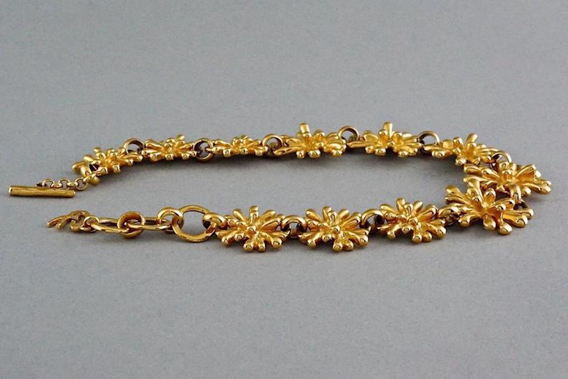 Vintage CHRISTIAN LACROIX Anemone Sputnik Necklace

Measurements:
Height: 1.50 inches (3.8 cm)
Wearable Length: 16.33 inches (41.5 cm) to 17.91 inches (45.5 cm)

Features:
- 100% Authentic CHRISTIAN LACROIX.
- Chunky linked 3D sculptural anemone/