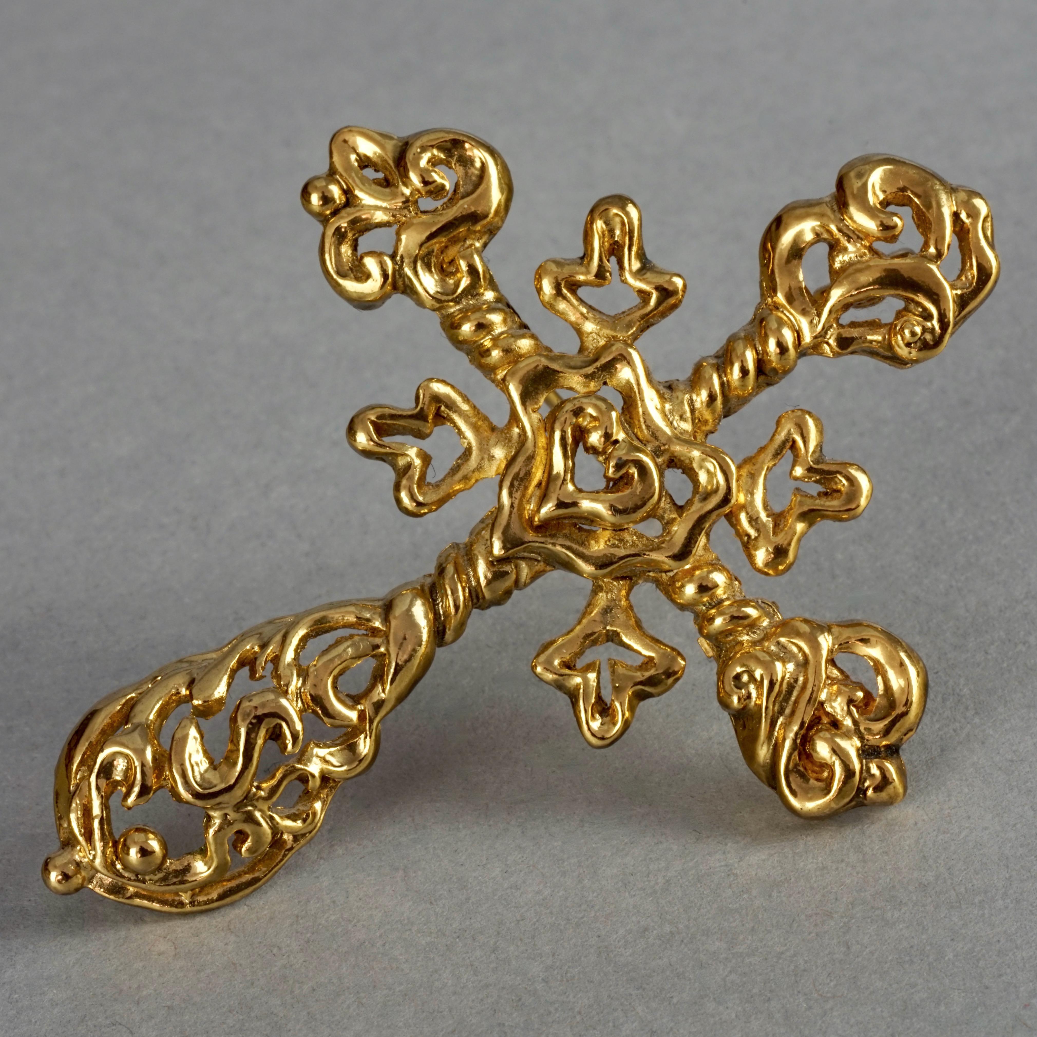 CHRISTIAN LACROIX Broche pendentif baroque vintage ajourée en forme de cœur en forme de croix Excellent état à Kingersheim, Alsace