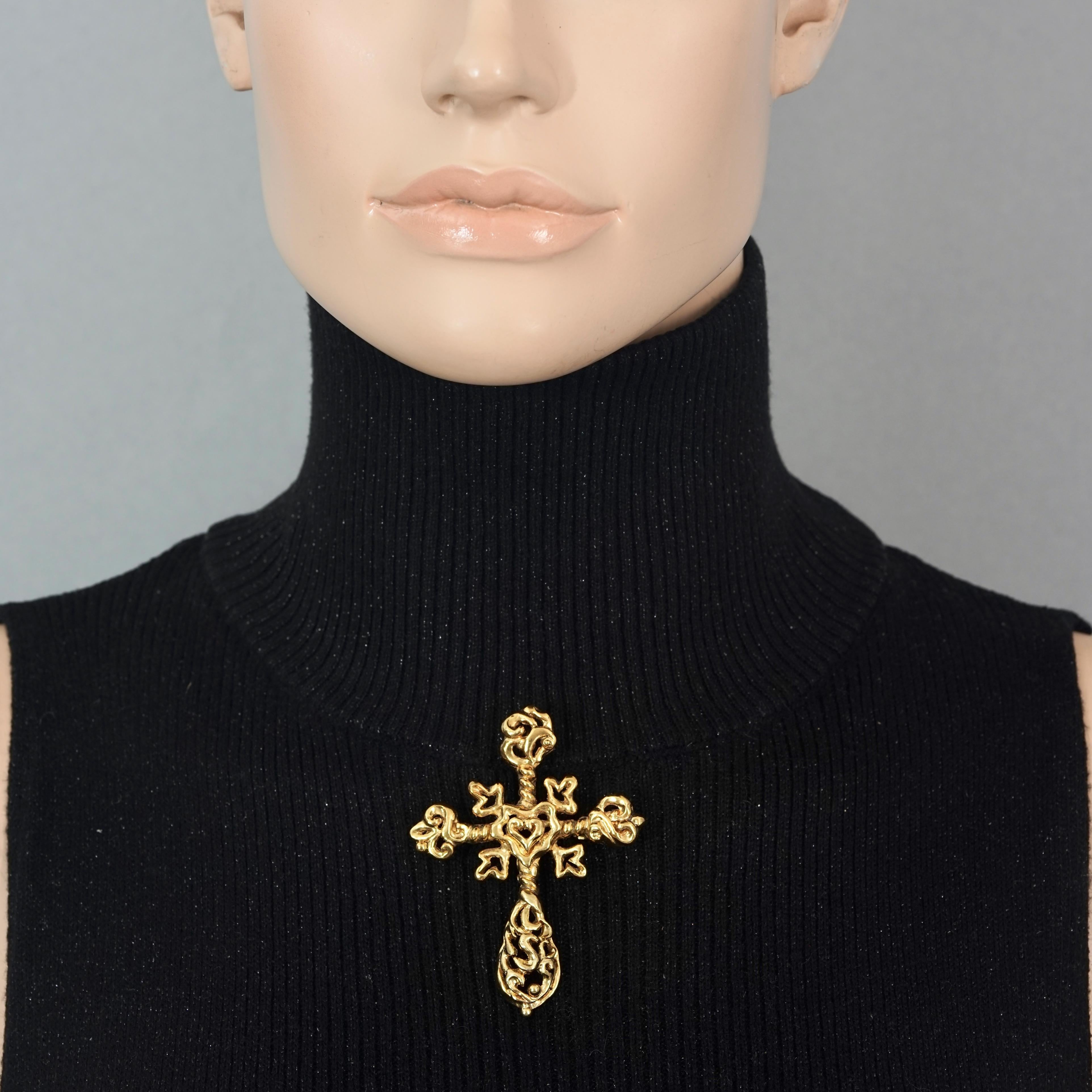 CHRISTIAN LACROIX Broche pendentif baroque vintage ajourée en forme de cœur en forme de croix 2