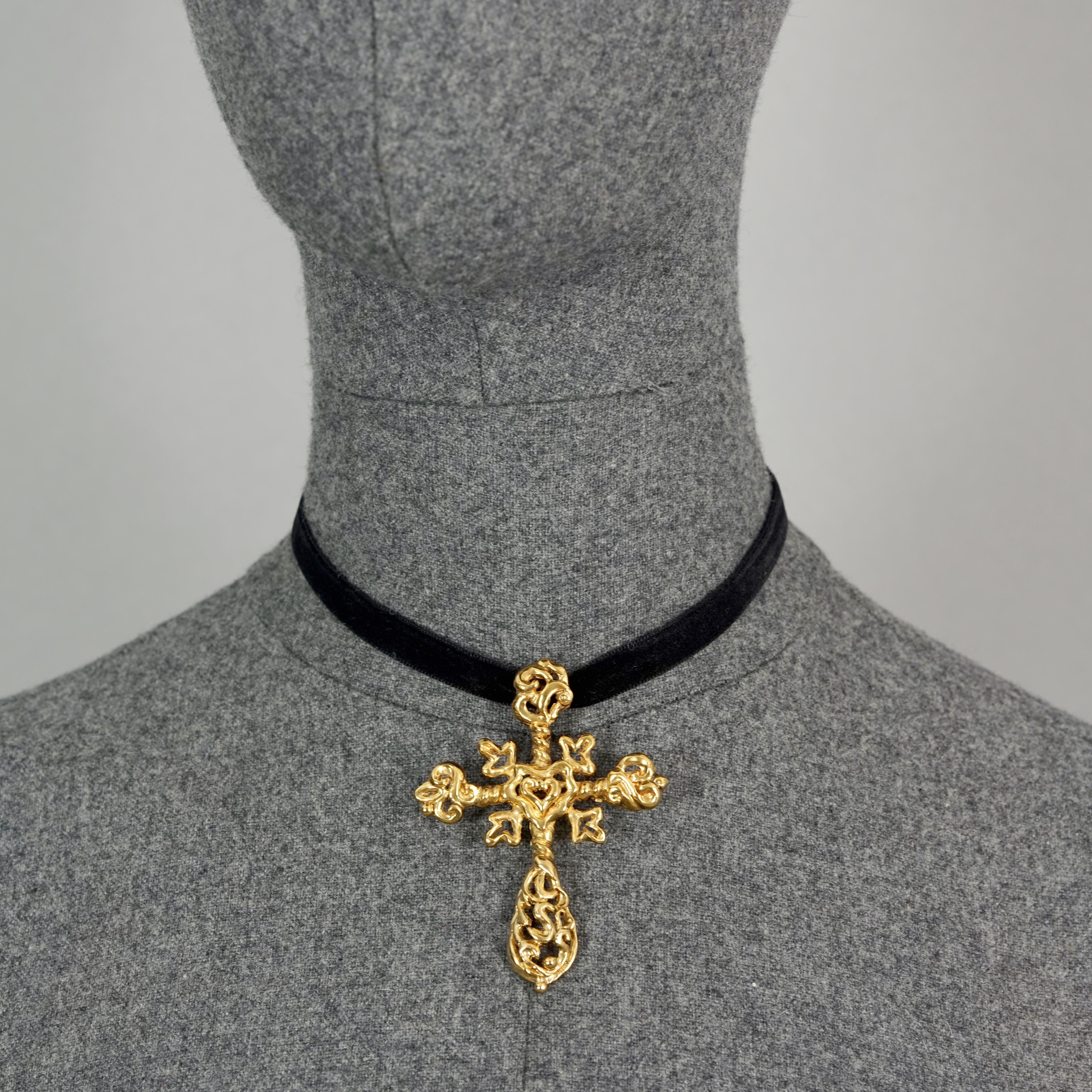 CHRISTIAN LACROIX Broche pendentif baroque vintage ajourée en forme de cœur en forme de croix 4