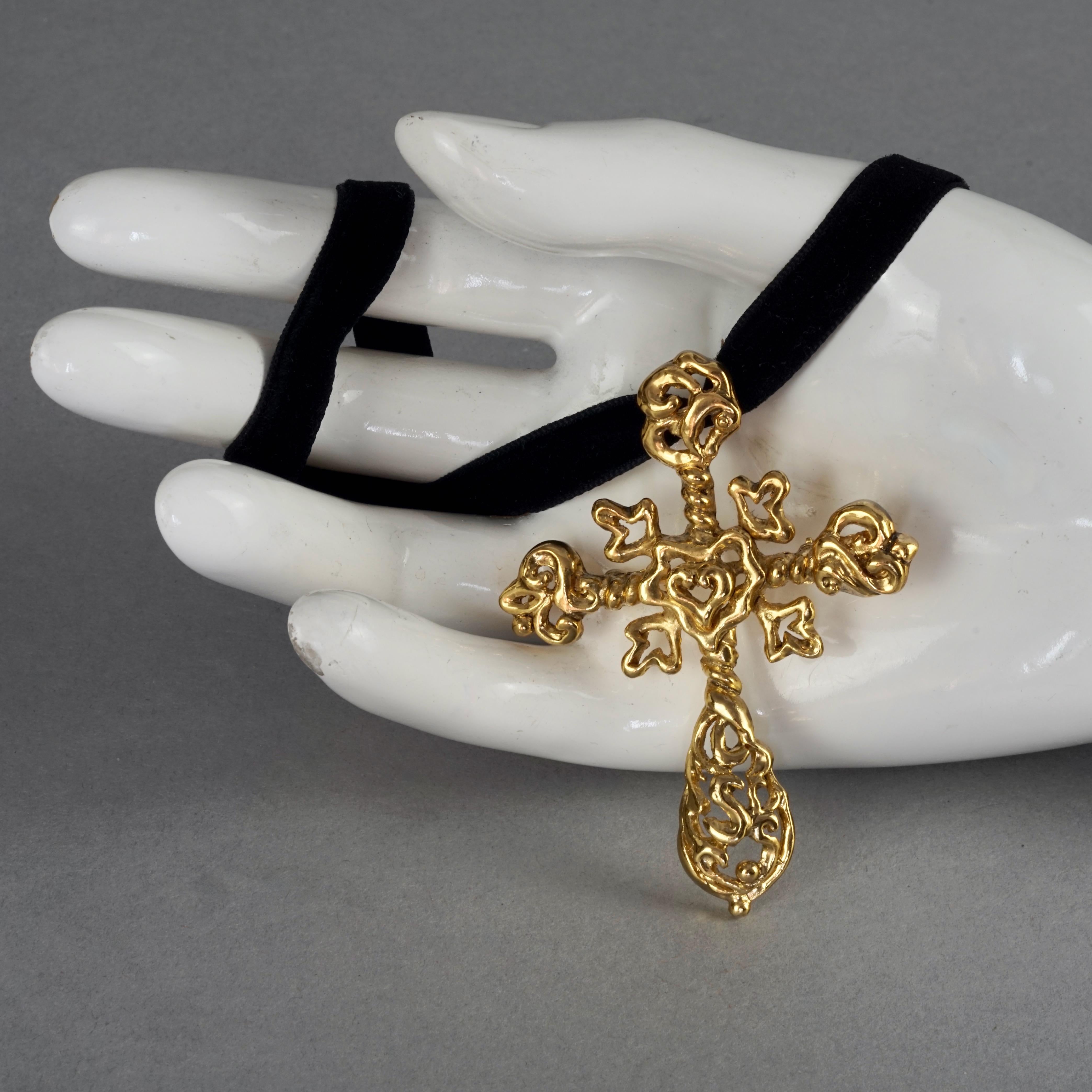 CHRISTIAN LACROIX Broche pendentif baroque vintage ajourée en forme de cœur en forme de croix 5