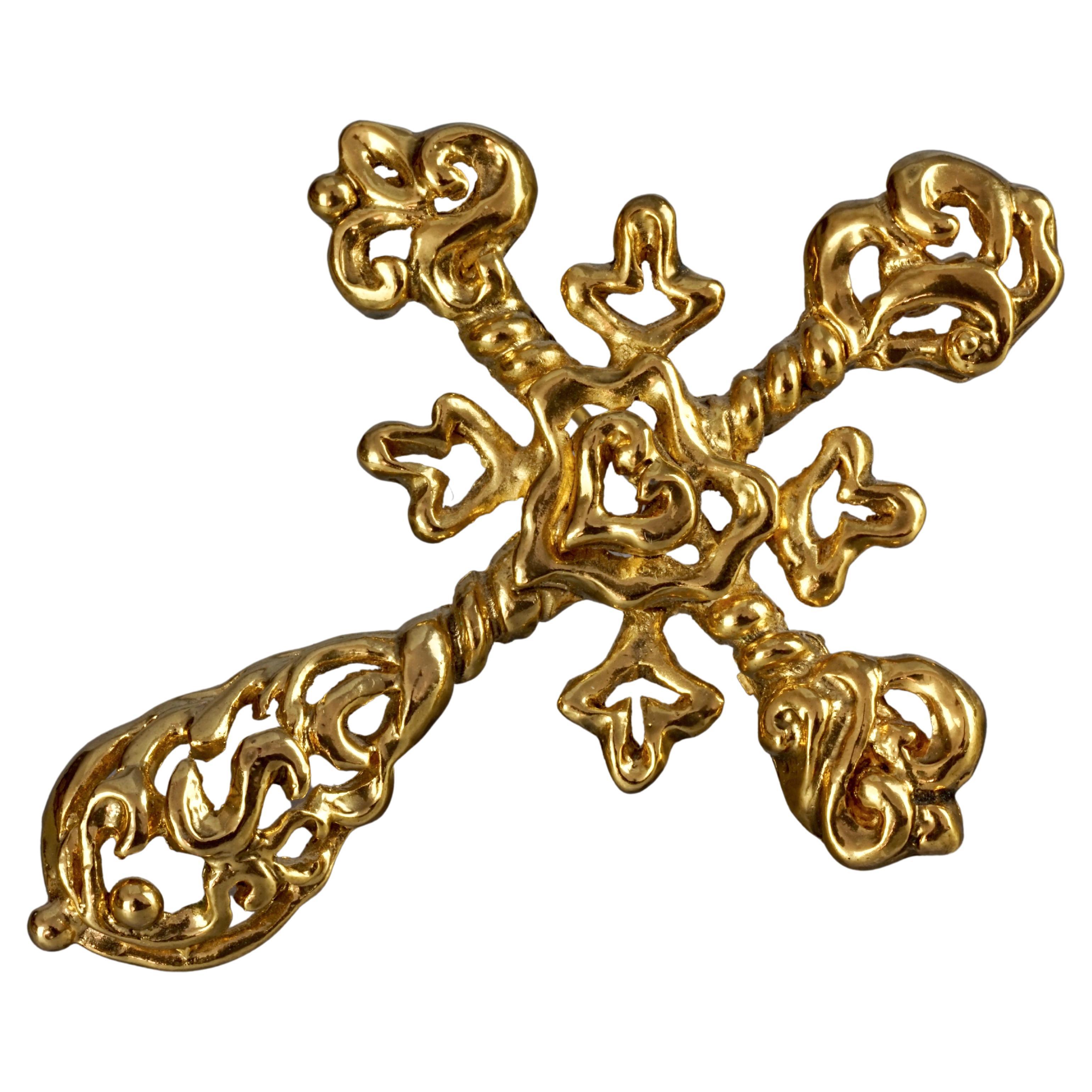 CHRISTIAN LACROIX Broche pendentif baroque vintage ajourée en forme de cœur en forme de croix