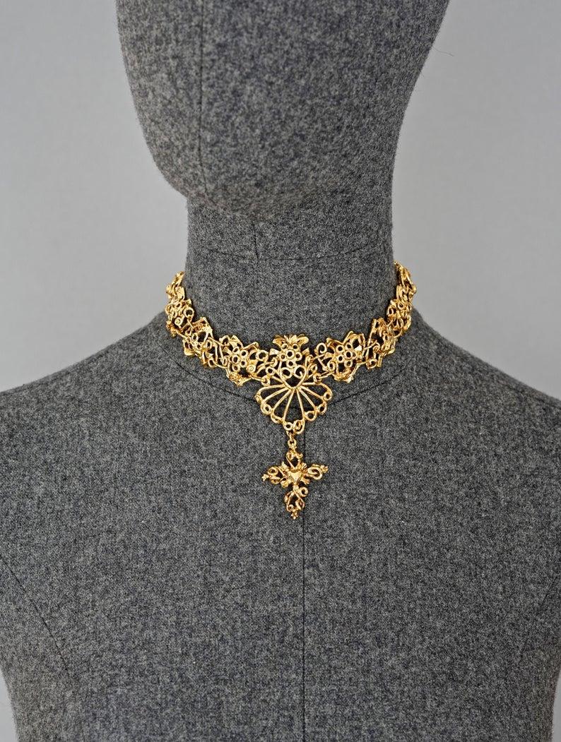 Vintage CHRISTIAN LACROIX Baroque Heart Link Cross Choker Necklace

Measurements:
Height: 3.42 inches (8.7 cm)
Wearable Length: 12 inches to 13.97 inches (30.5 cm to 35.5 cm)

Features:
- 100% Authentic CHRISTIAN LACROIX.
- Intricate heart links