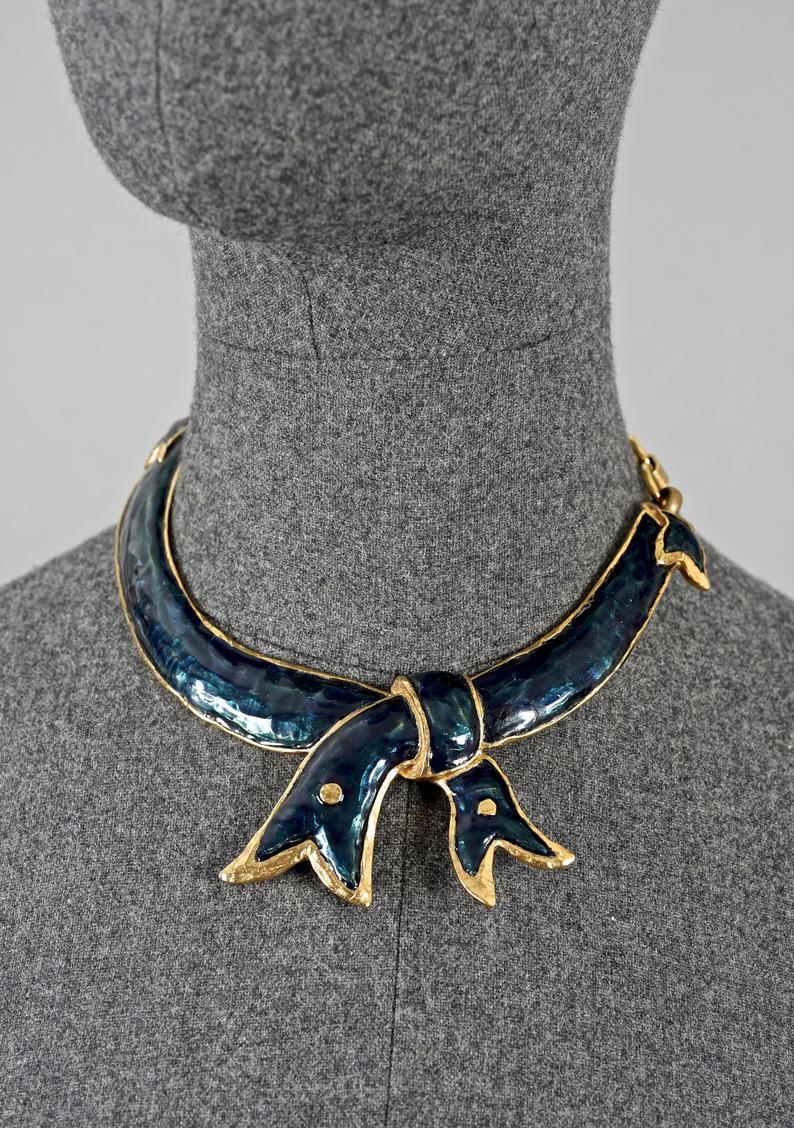 Vintage CHRISTIAN LACROIX Bow Enamel Rigid Choker Necklace

Measurements:
Height: 2.16 inches (5.5 cm)
Wearable Length: 13.78 inches (35 cm) adjustable

Features:
- 100% Authentic CHRISTIAN LACROIX.
- Rigid enamel bow choker necklace.
- Textured