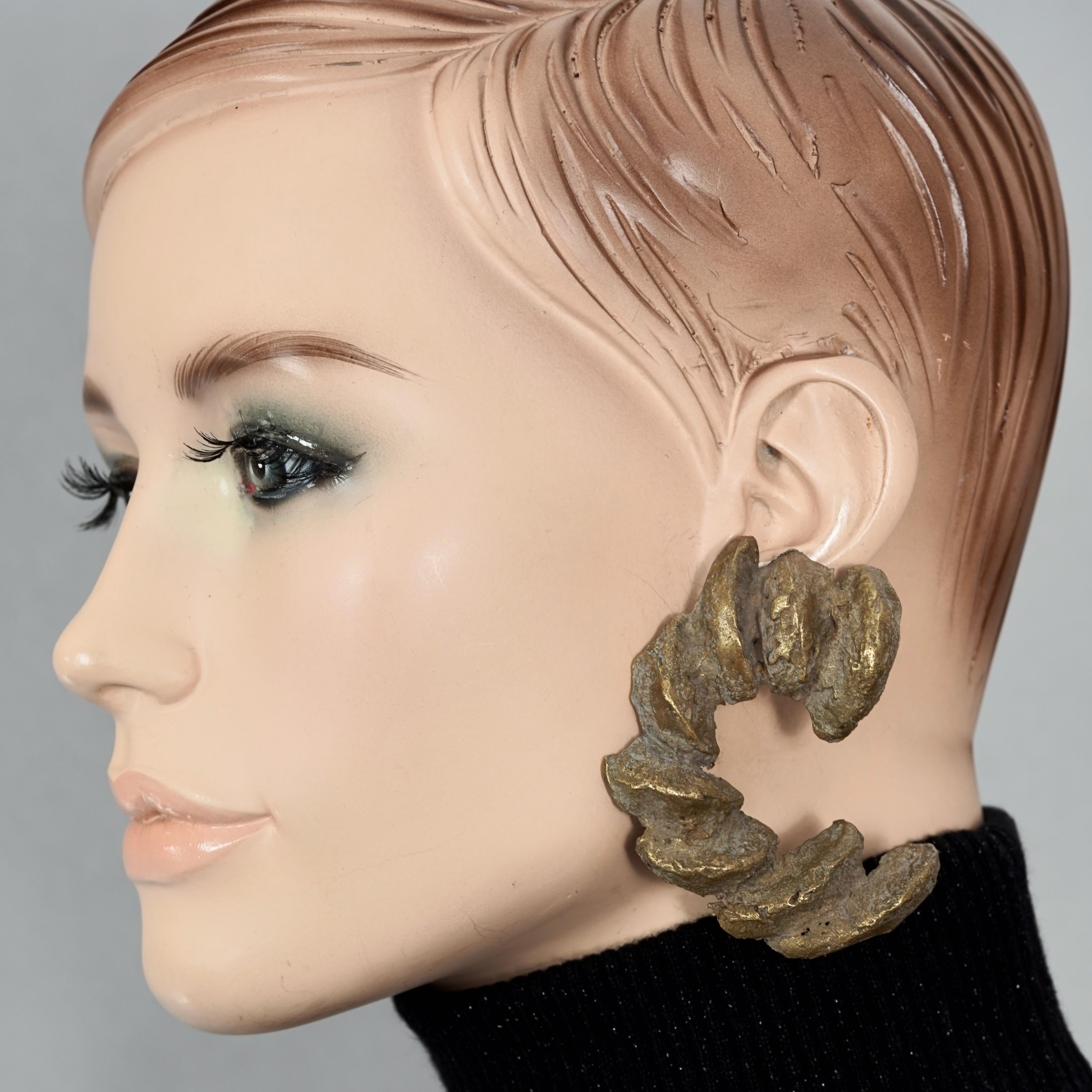 Vintage CHRISTIAN LACROIX by Christiane BILLET Sculptured Croissant Earrings

Measurements:
Height : 2.87 inches (7.3 cm)
Width: 2.36 inches (6 cm)
Weight per Earring: 35 grams

Features:
- 100% Authentic CHRISTIAN LACROIX by CHRISTIANE BILLET.
-