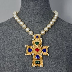 Collar vintage de perlas con cruz bizantina engastada de Christian Lacroix