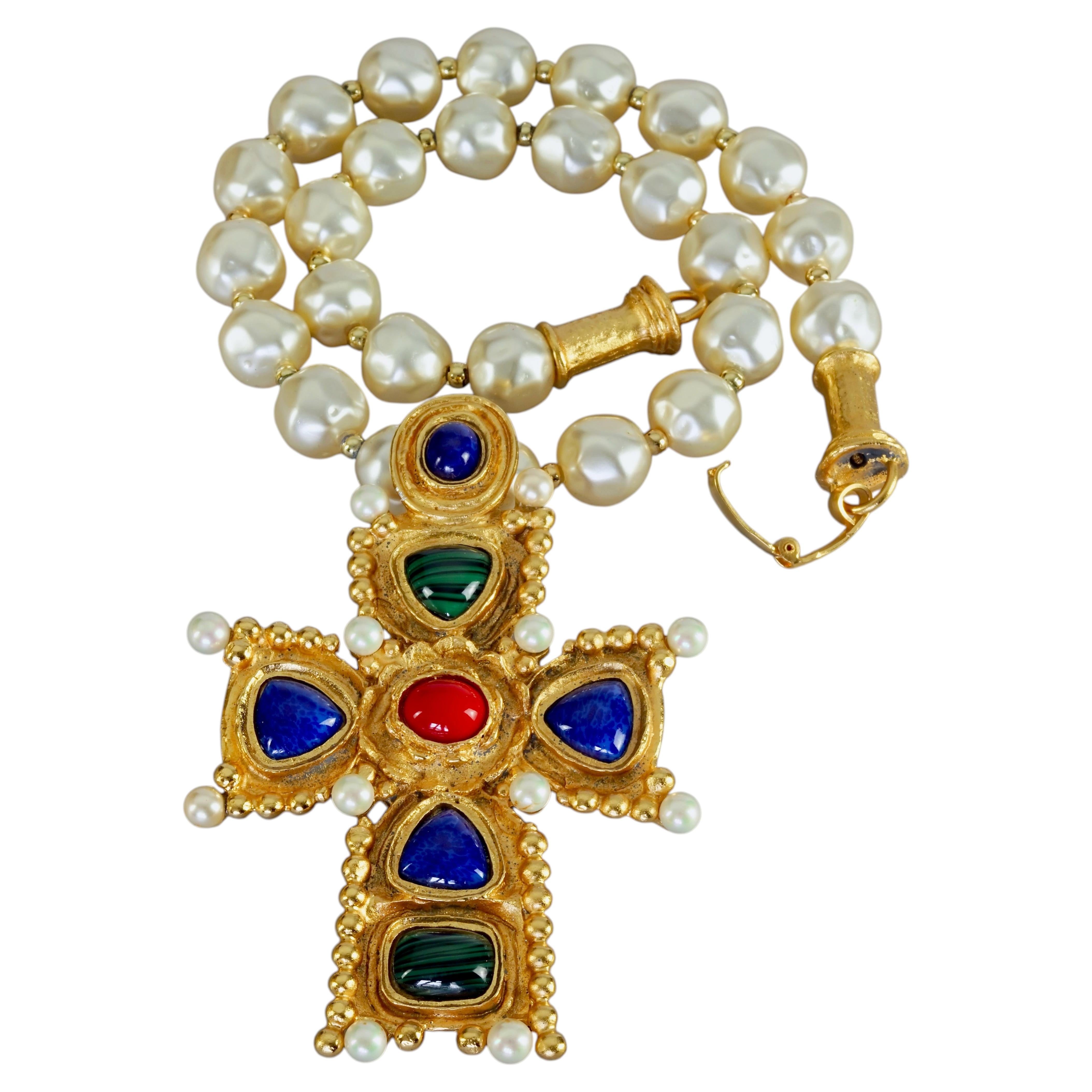 Vintage-Perlenkette mit byzantinischem, mit Edelsteinen besetztem Kreuz von Christian Lacroix im Angebot