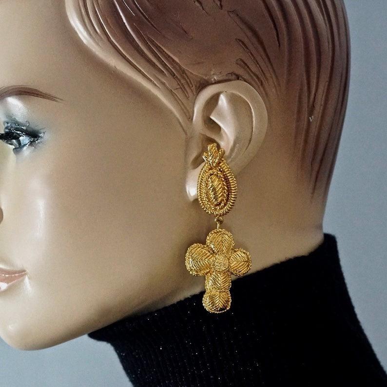 Vintage CHRISTIAN LACROIX Cross Ribbed Textured Dangling Earrings

Measurements:
Height: 3 inches (7.6 cm)
Width: 1.18 inches (3 cm)
Weight per Earring: 15 grams

Features:
- 100% Authentic CHRISTIAN LACROIX.
- Massive cross ribbed textured dangling