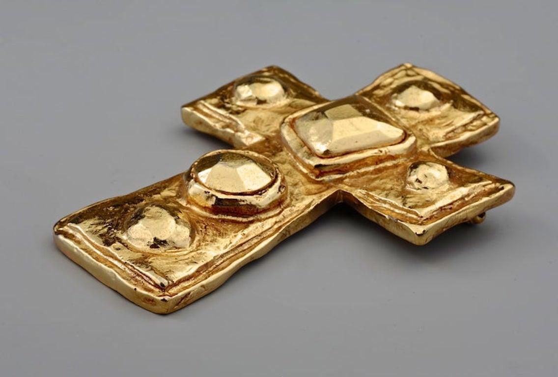 Vintage CHRISTIAN LACROIX Gilt Hammered Cross Pendant Brooch In Excellent Condition In Kingersheim, Alsace
