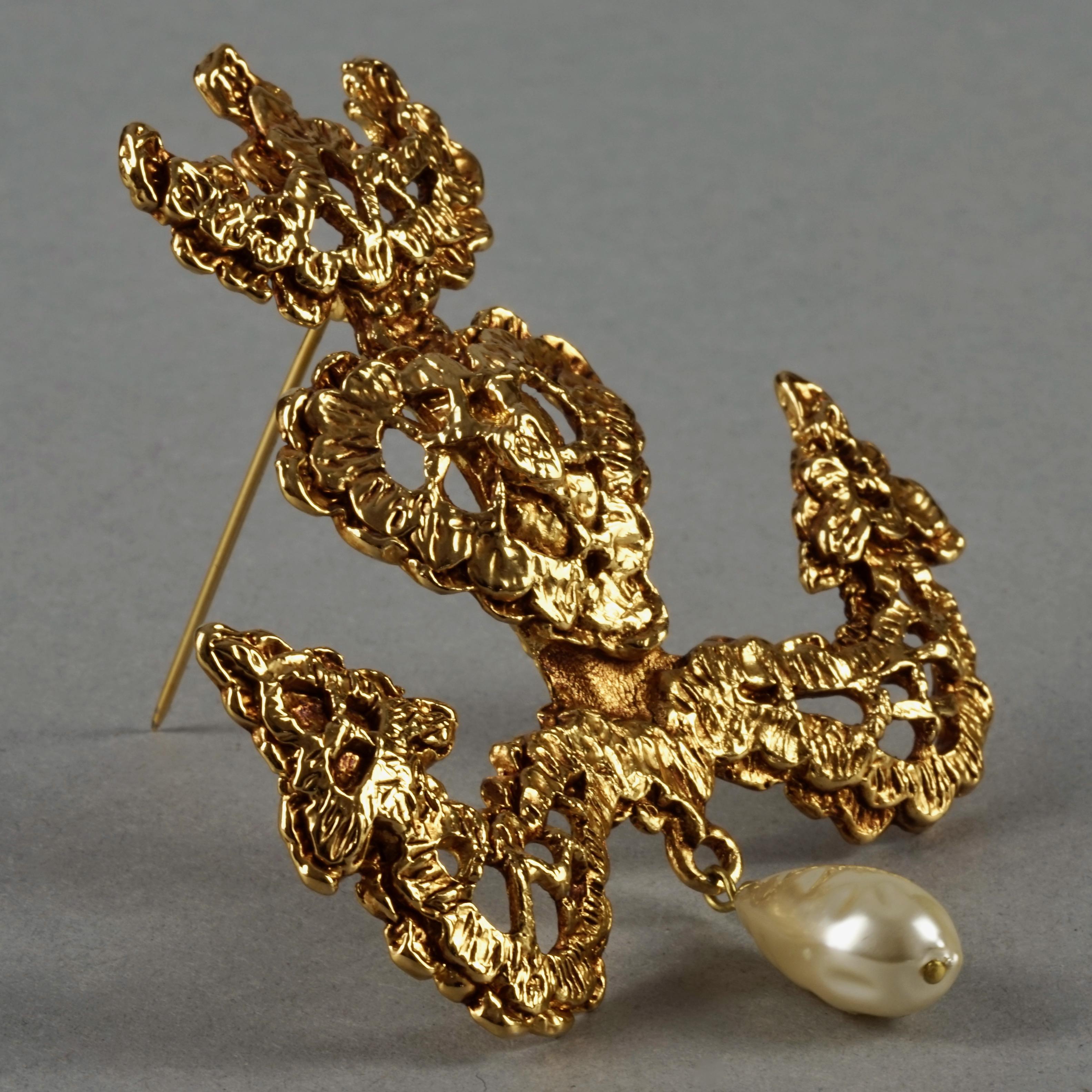 Vintage CHRISTIAN LACROIX Gilt Lace Anchor Dangling Pearl Brooch In Excellent Condition In Kingersheim, Alsace