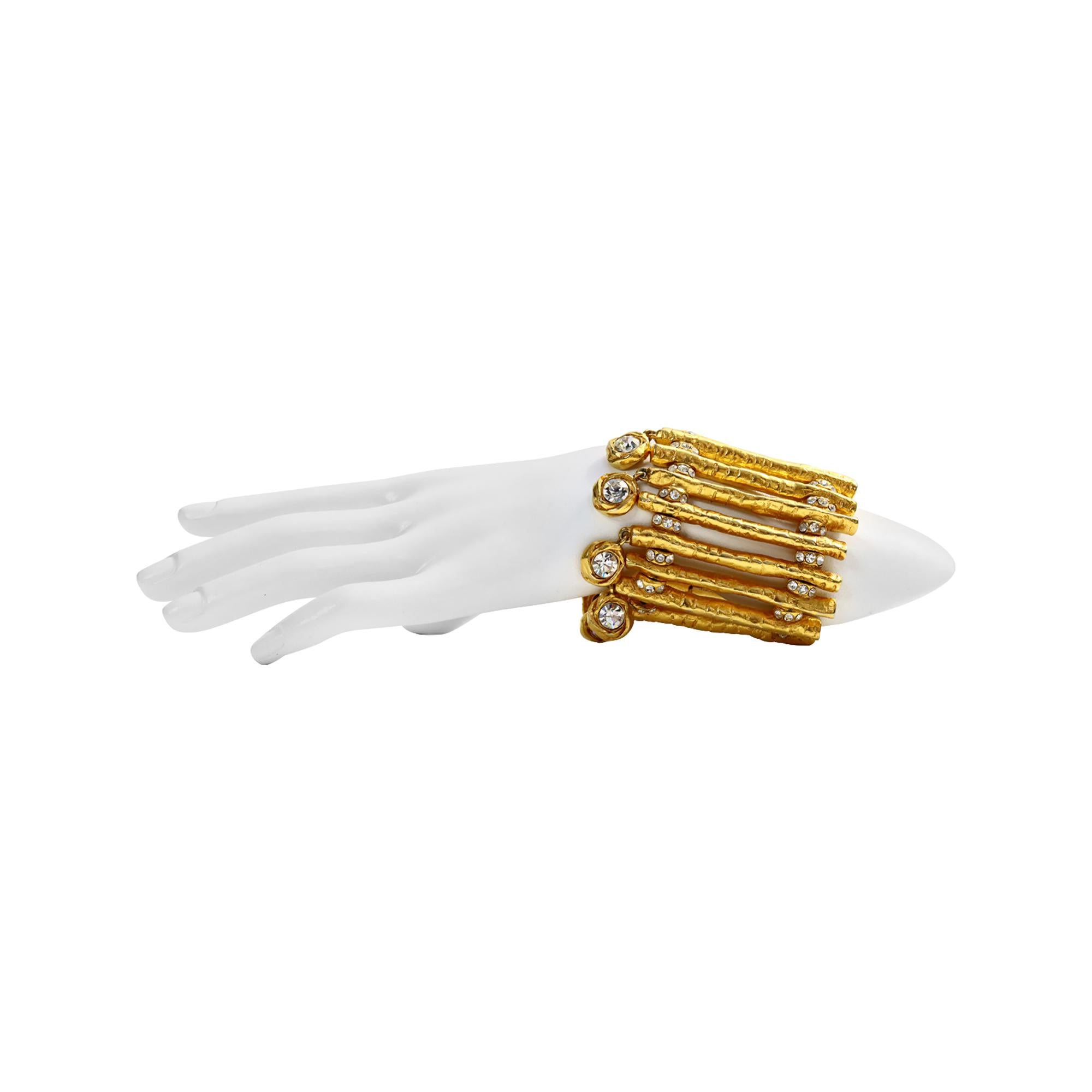 Pulsera vintage Christian Lacroix de oro con cristales colgantes Circa años 90 en venta 2