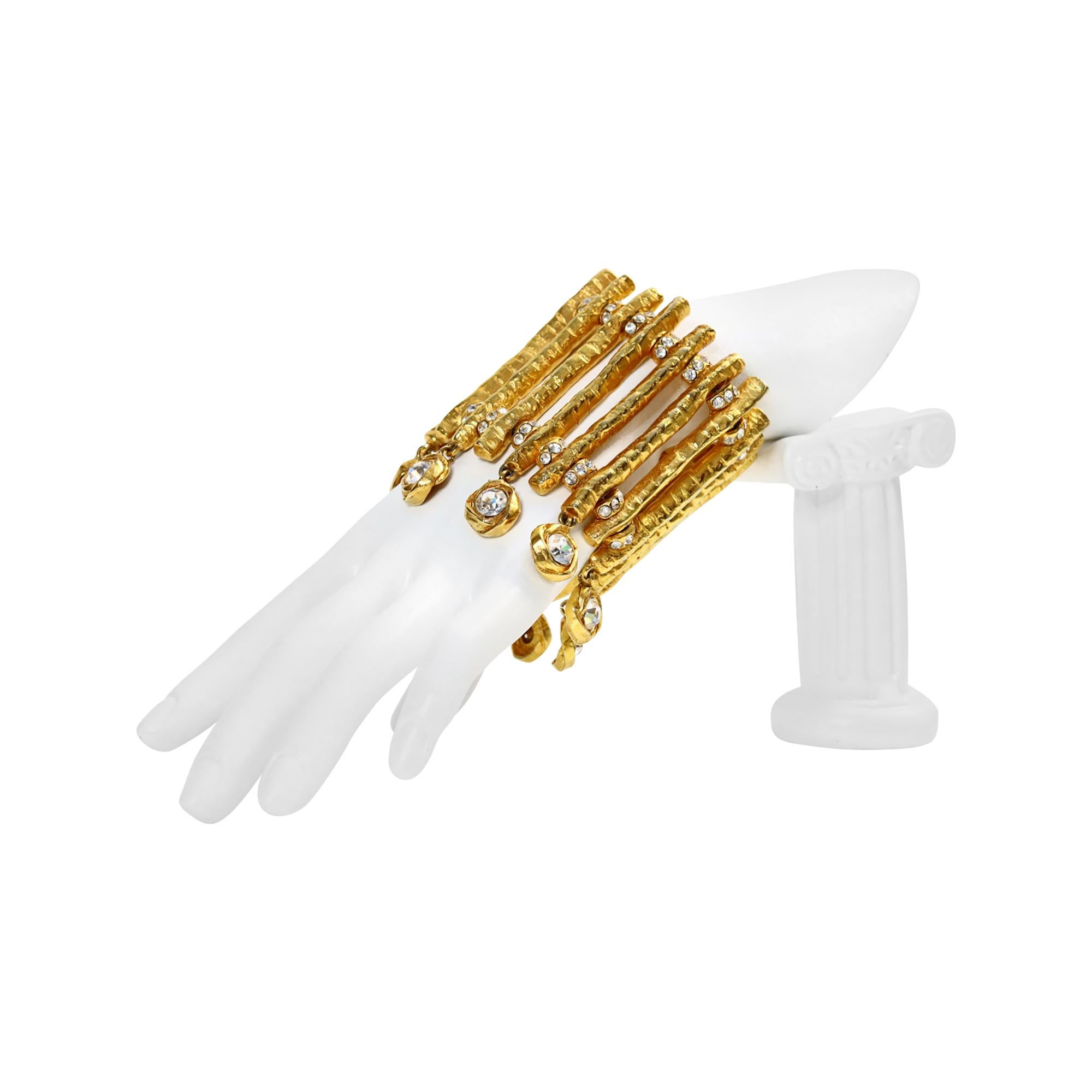 Pulsera vintage Christian Lacroix de oro con cristales colgantes Circa años 90 en Bueno estado para la venta en New York, NY